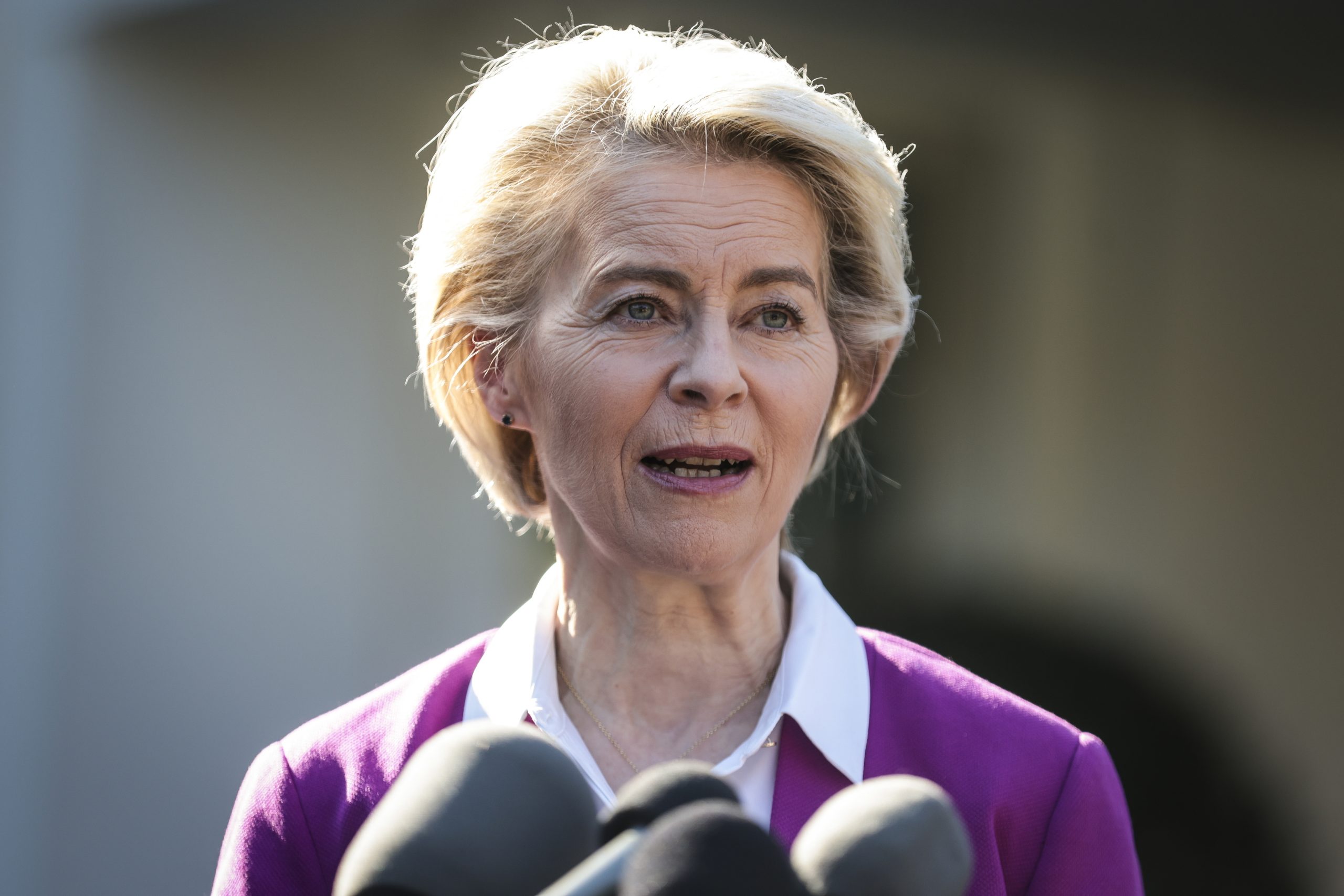 Covid-19: Von der Leyen admite discussão sobre vacinação obrigatória na UE