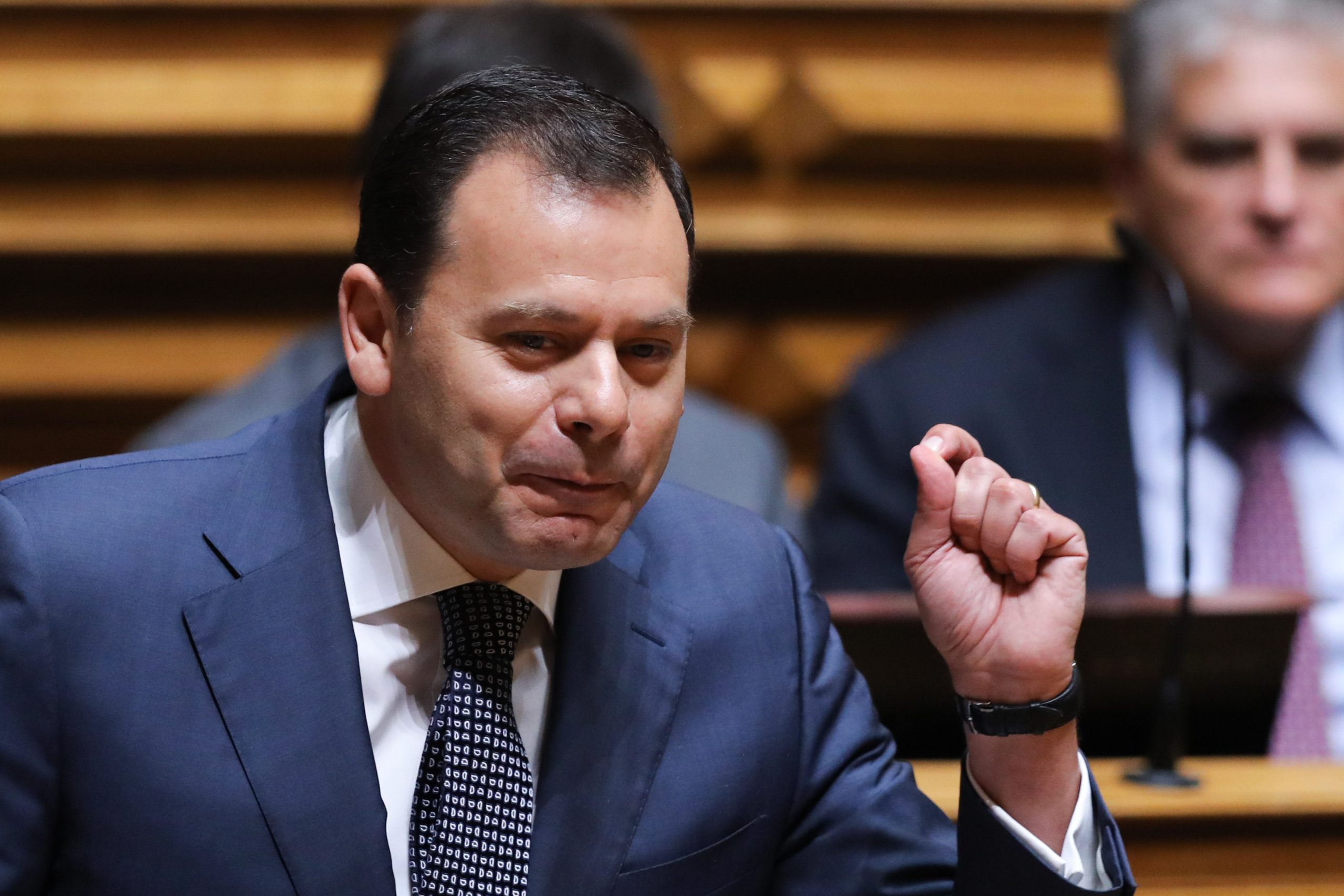 Montenegro garante que deputados do PSD viajaram para Euro2016 “a expensas próprias”