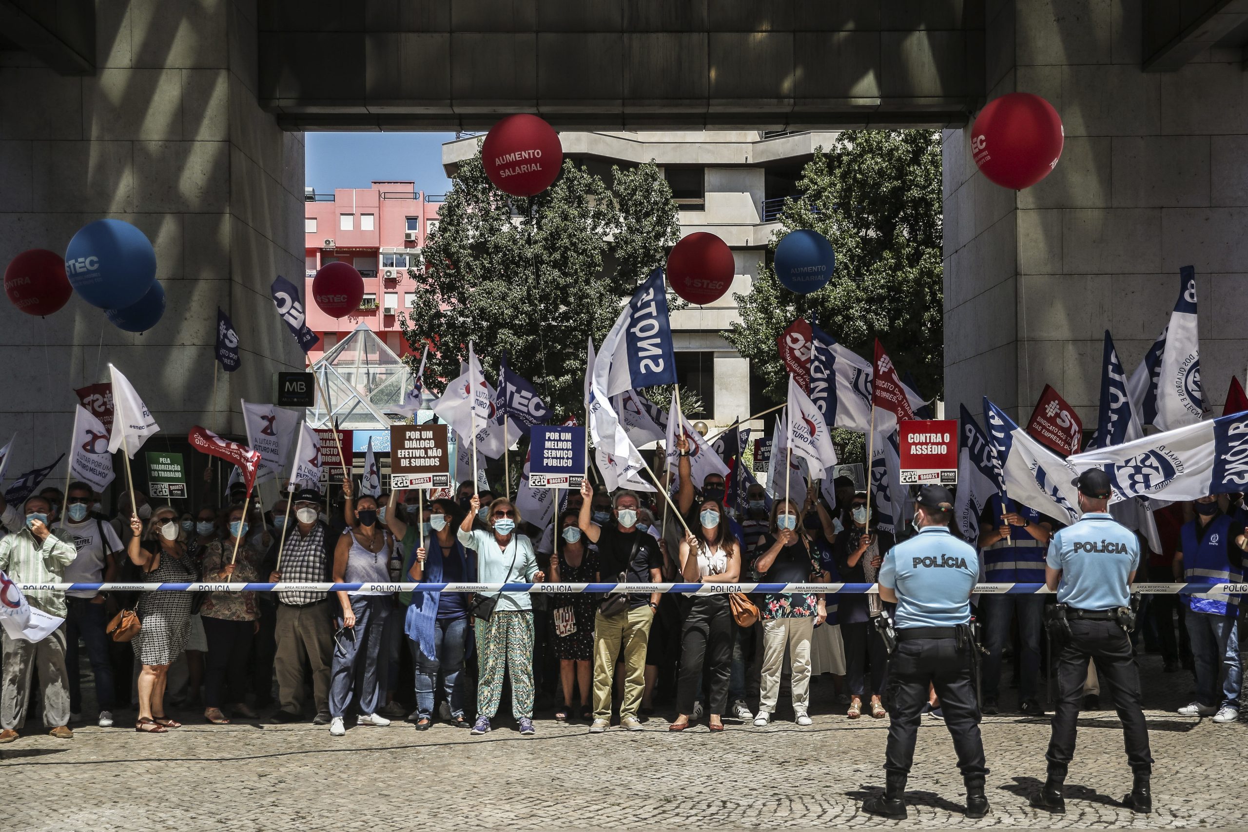 Caixa Geral de Depósitos diz que adesão à greve foi de 20% mas sindicato contesta