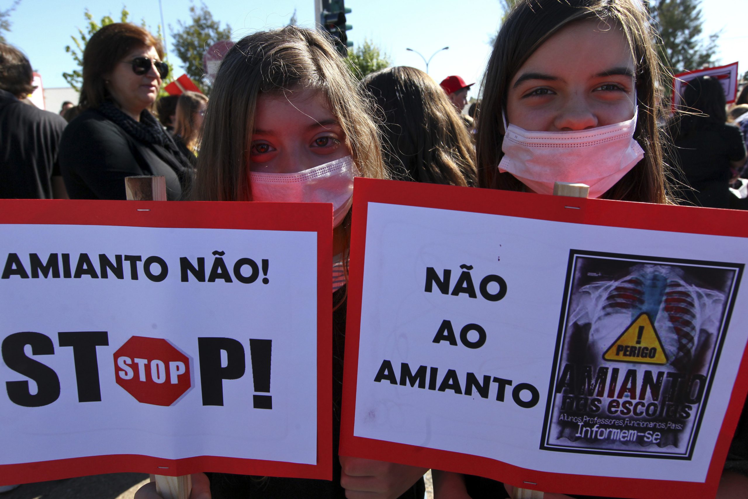 PS pede a Governo que crie linha de crédito para retirar amianto dos edificios