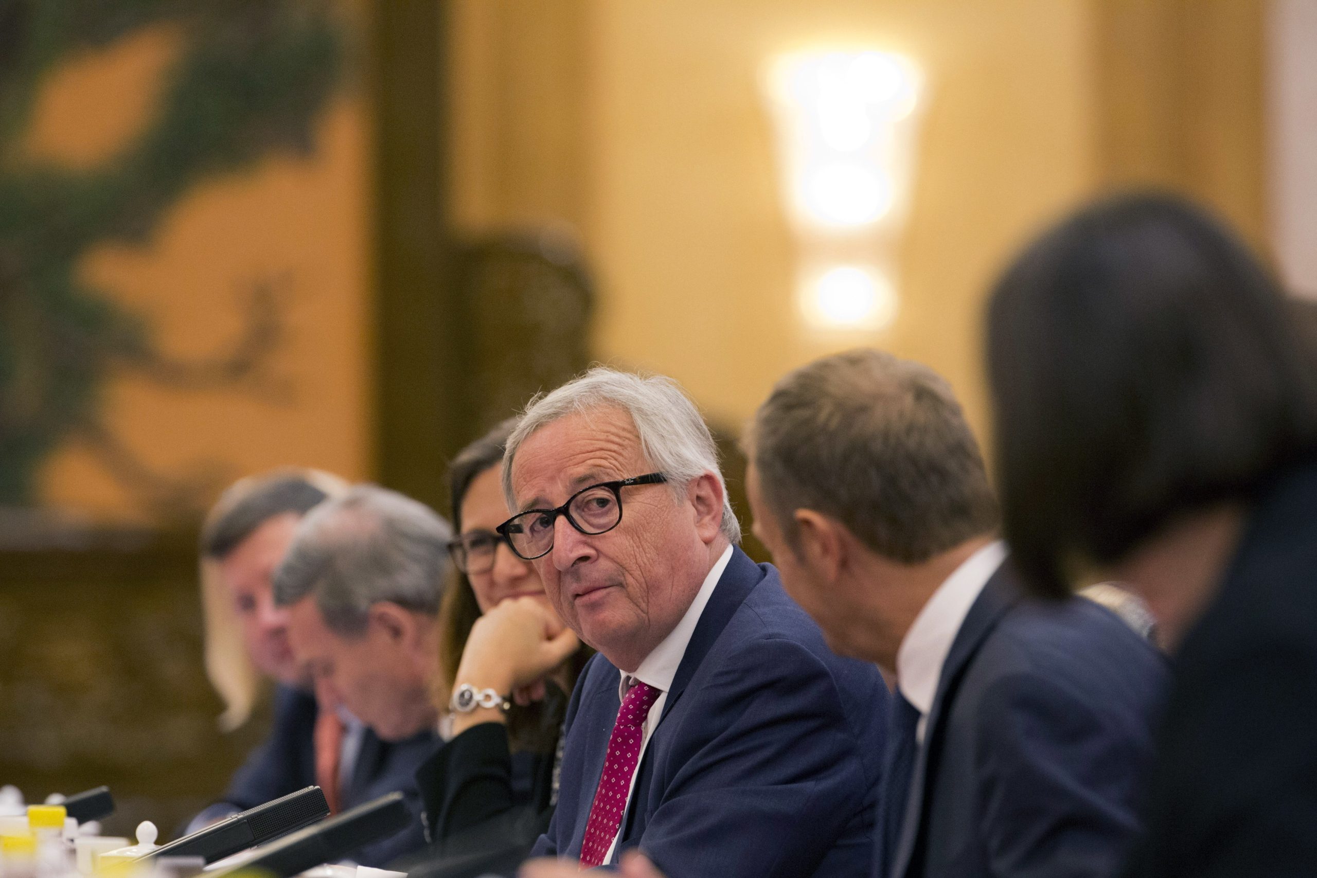 Cimeira da NATO: “Tive uma cãibra na perna”. Juncker diz que não tem tempo para “disparates mesquinhos”