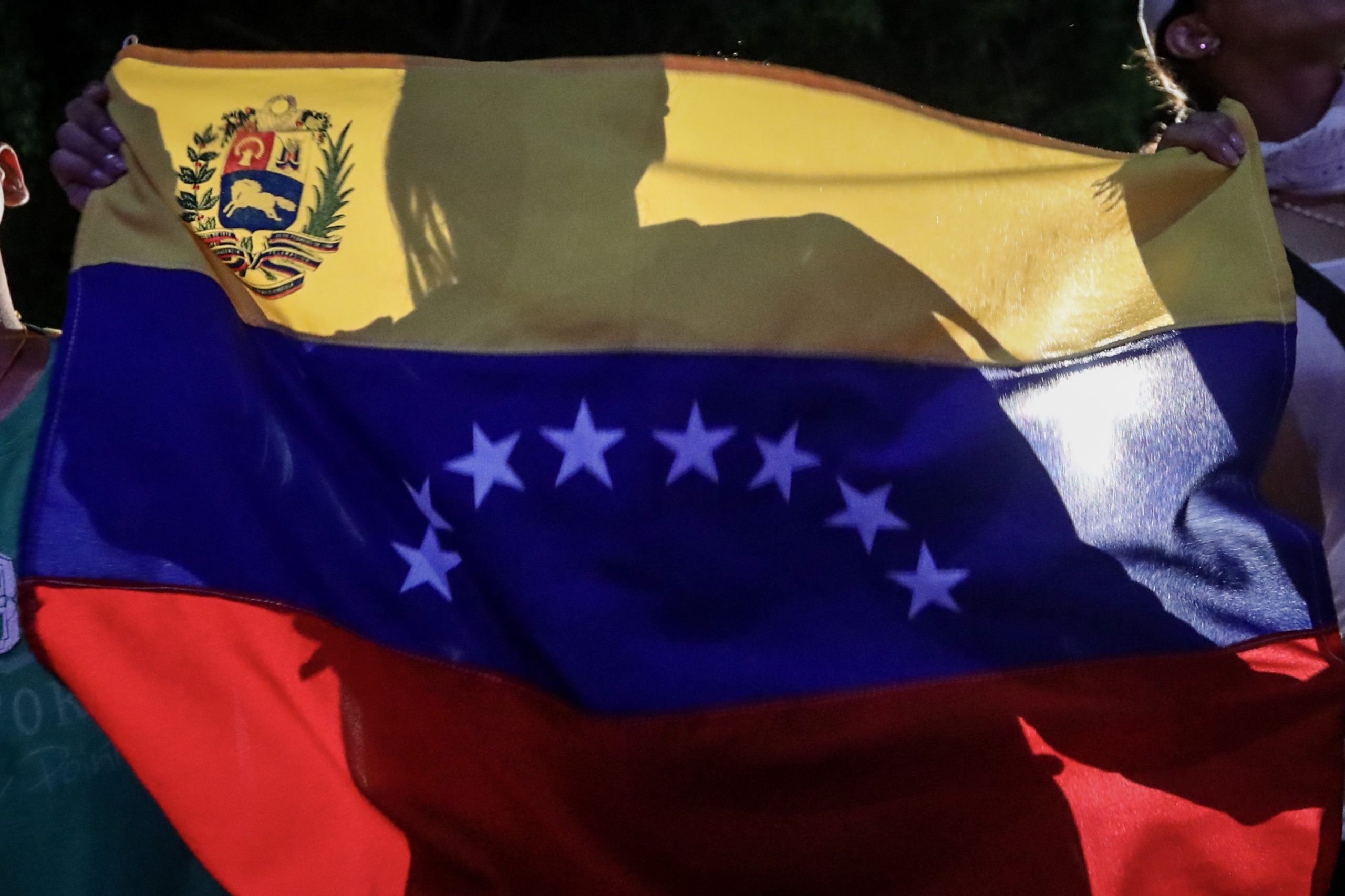 Tensão mantém-se em Caracas após tiros nas imediações do palácio presidencial