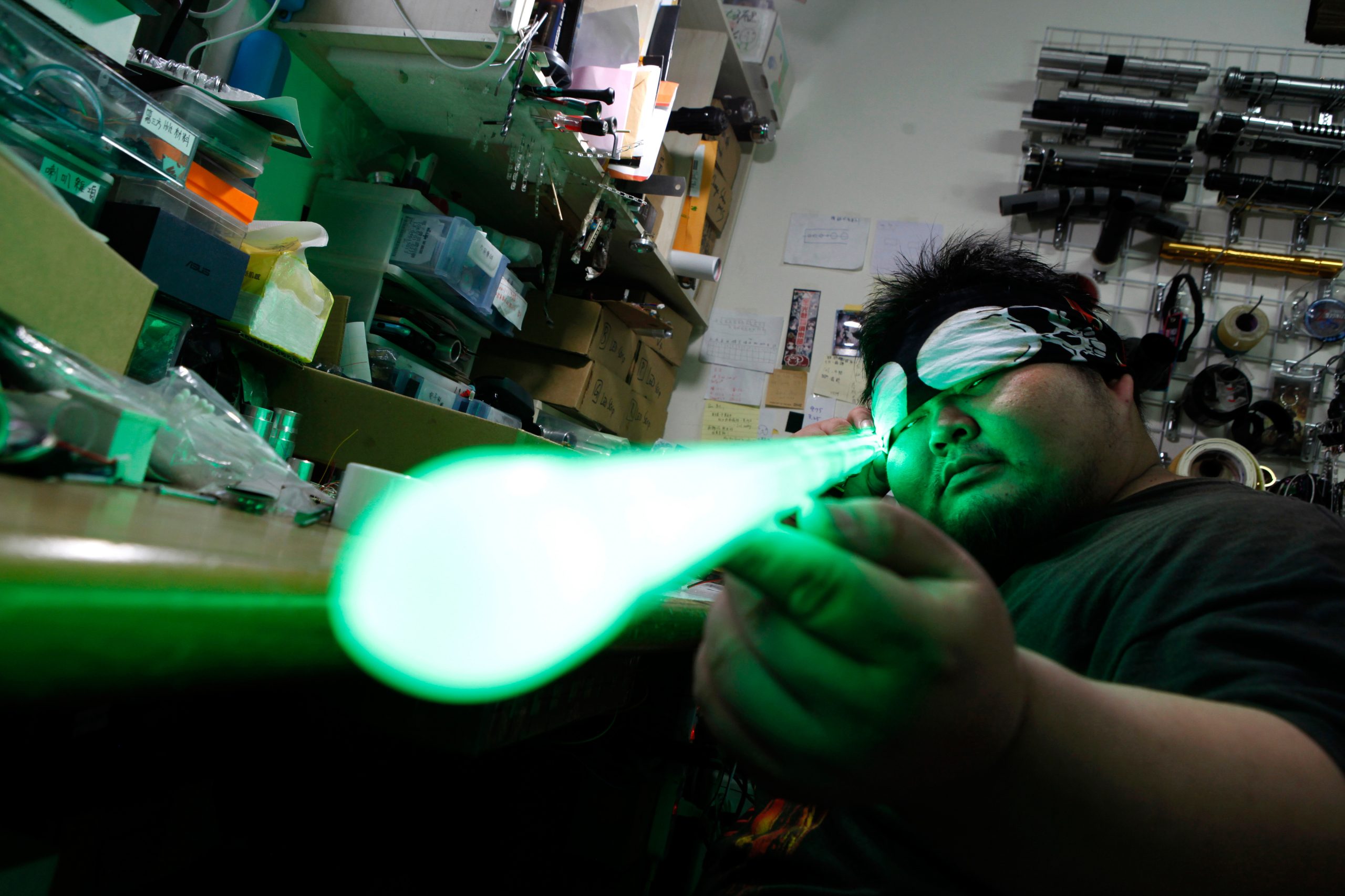 Do lado certo da Força. Este fã de “Guerra das Estrelas” fabrica os seus próprios sabres de luz