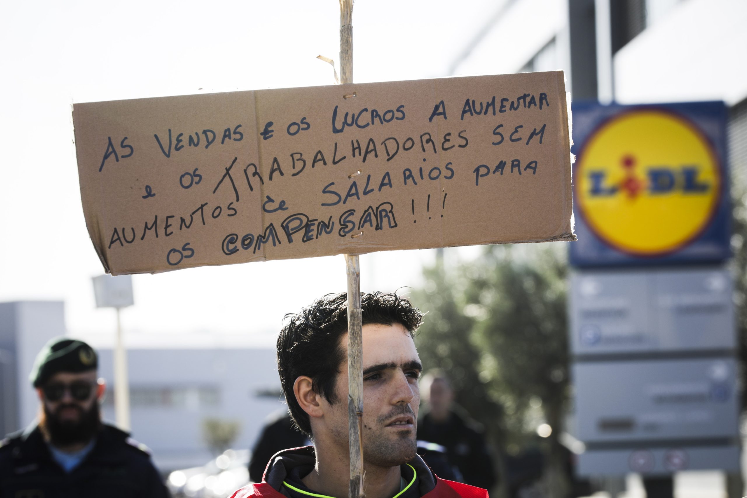 Trabalhadores dos super e hipermercados iniciam greve de dois dias
