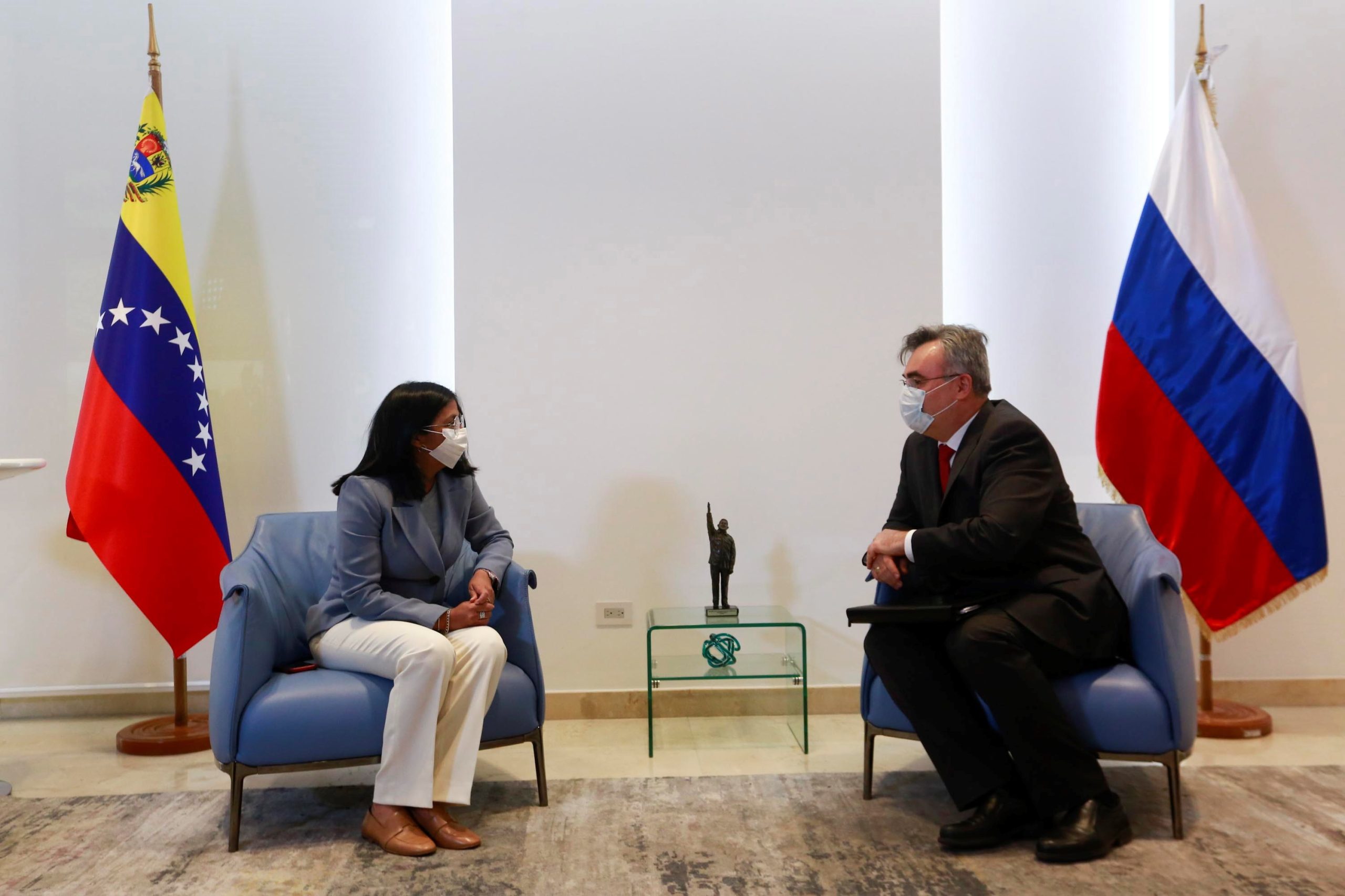 Rússia admite que “um vazio nas relações com os países da Europa ou EUA” será preenchido com cooperação com países como a China e Venezuela