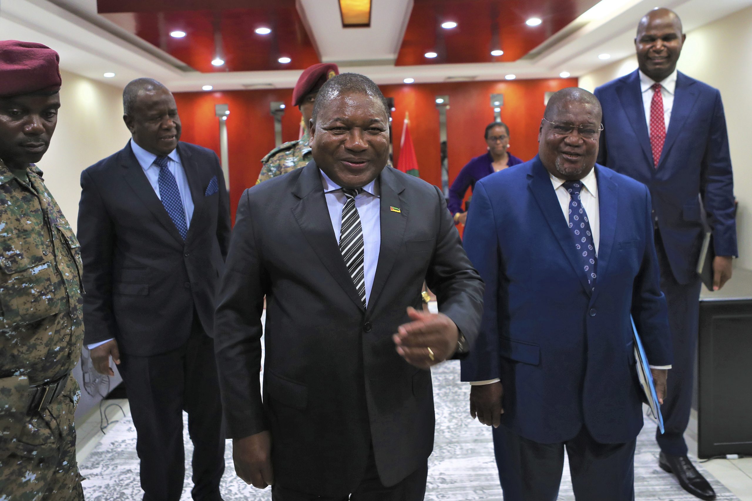 Moçambique: Nyusi compromete-se a deixar poder em janeiro