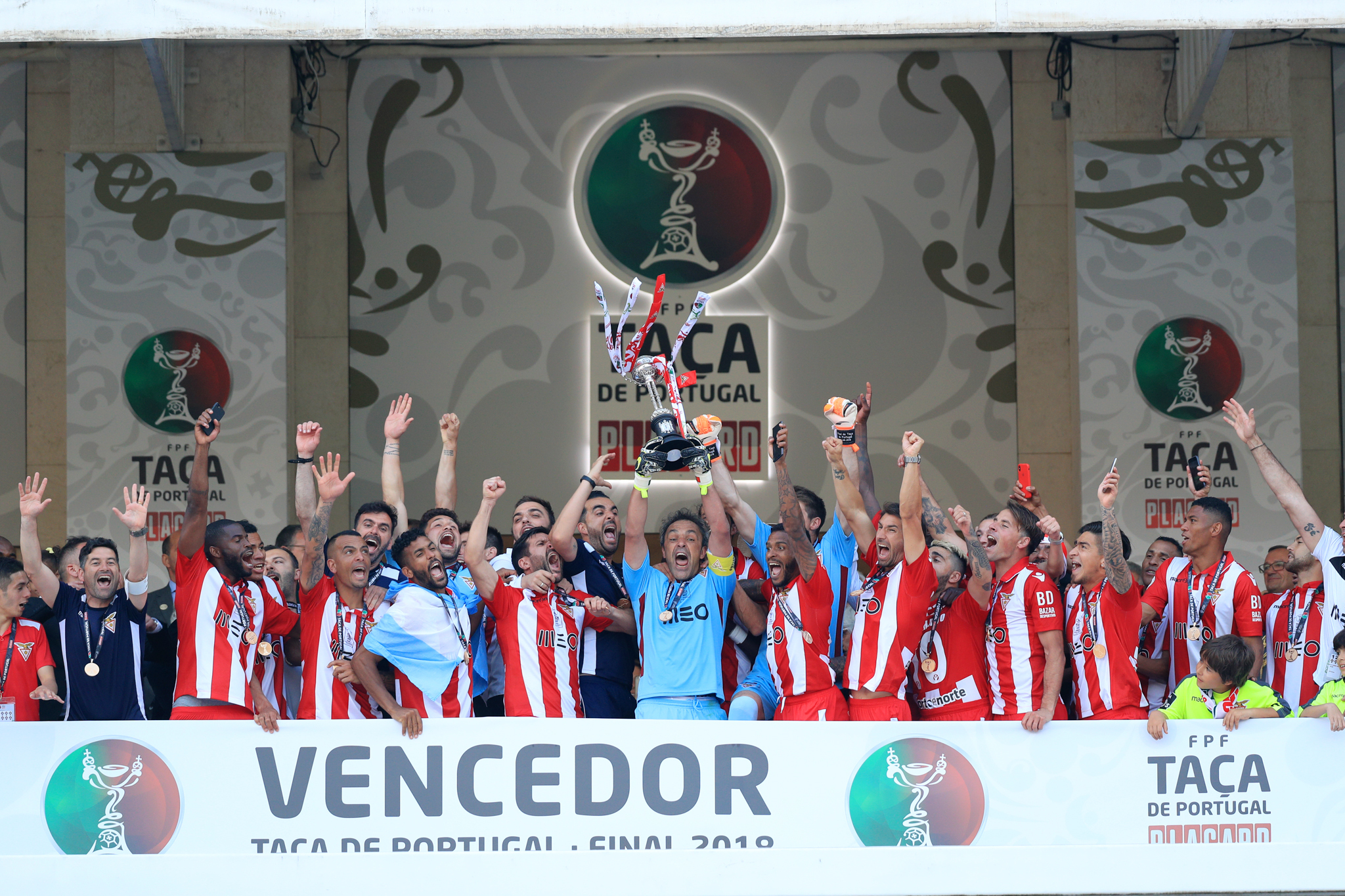 Troféu da Taça de Portugal em leilão foi comprado por Santo Tirso