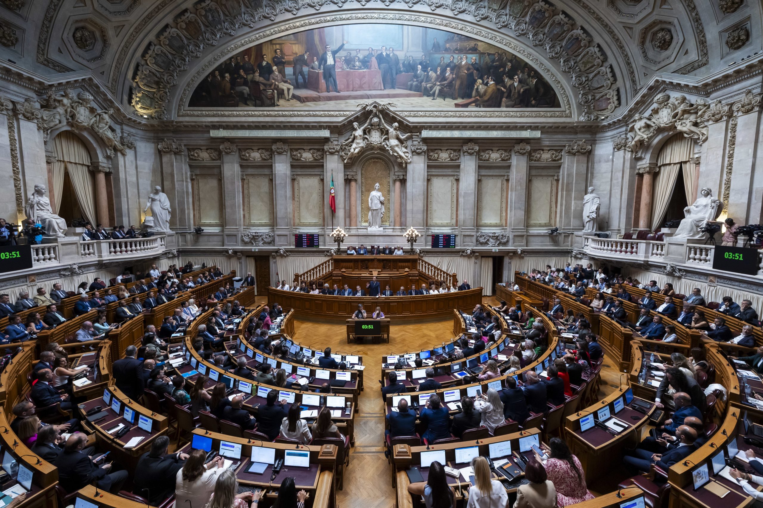 Primeiro-ministro responde no Parlamento já sem ministra da Administração Interna