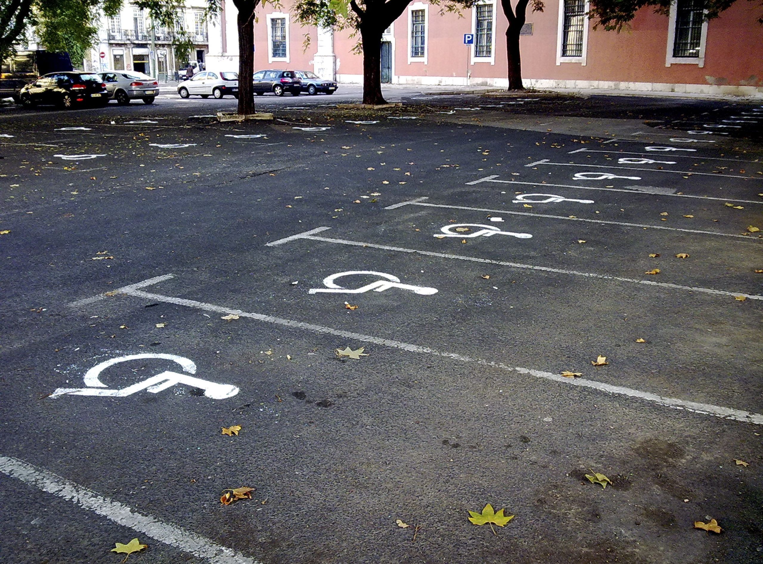 Novo cartão de estacionamento para pessoas com deficiência entra em vigor na terça-feira