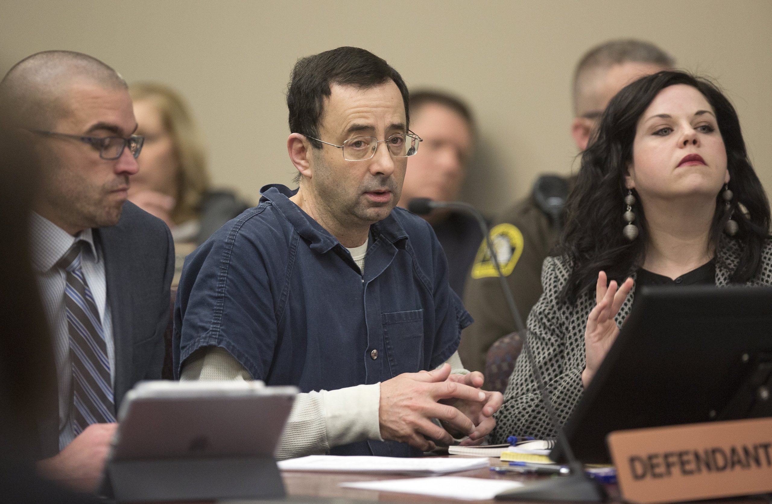 Pai de três vítimas tenta agredir Larry Nassar durante o julgamento