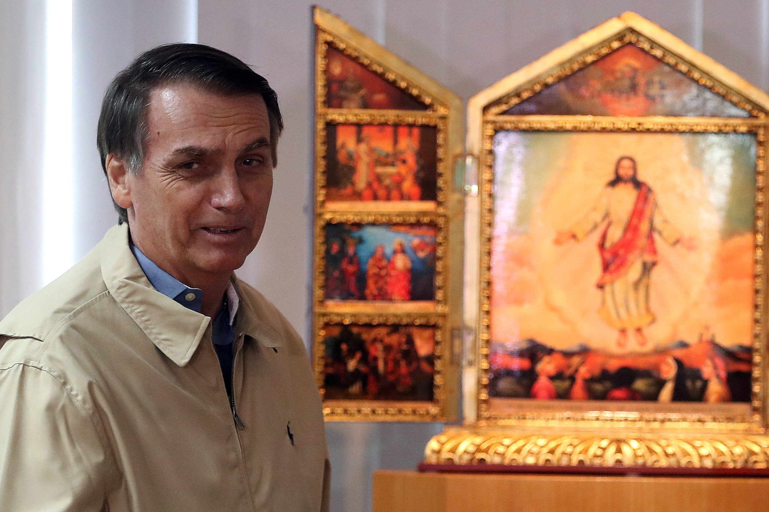 Bolsonaro diz que já está com a mão na faixa presidencial