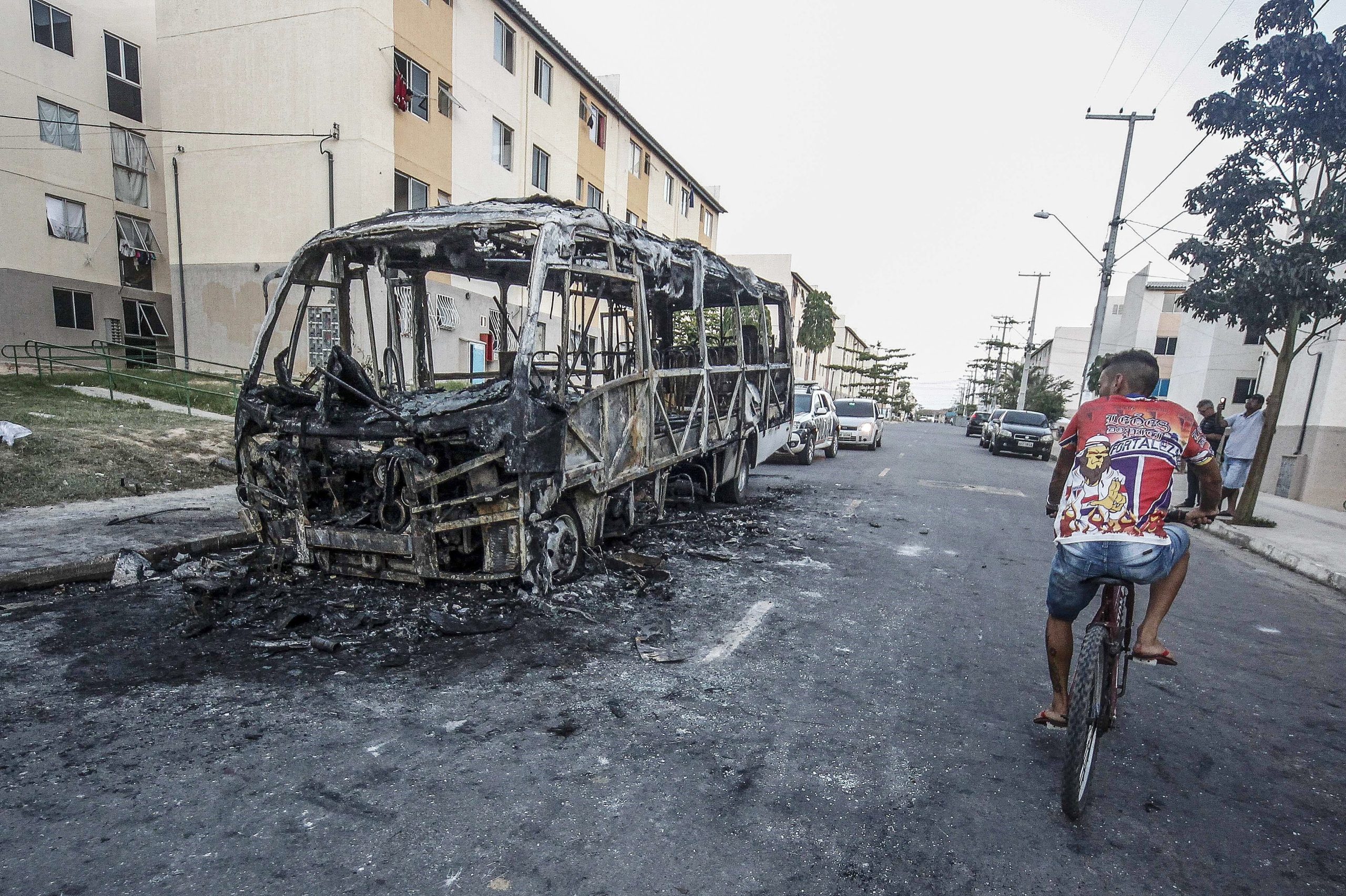 Governador do Ceará anuncia transferência de 21 presos após onda de violência