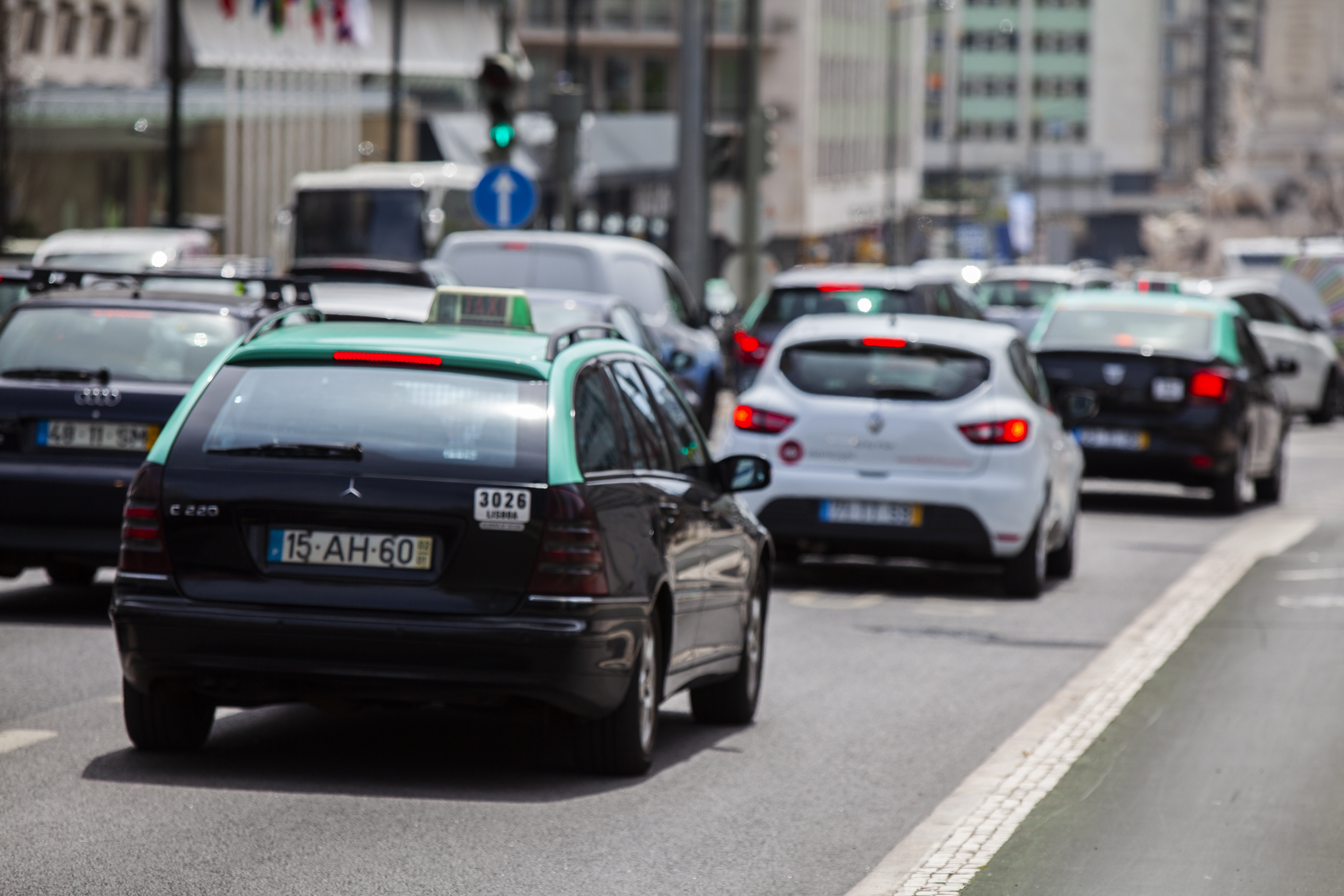 Taxistas com benefícios que não chegam às plataformas eletrónicas, mas sem esquecer promessas feitas pelo PS