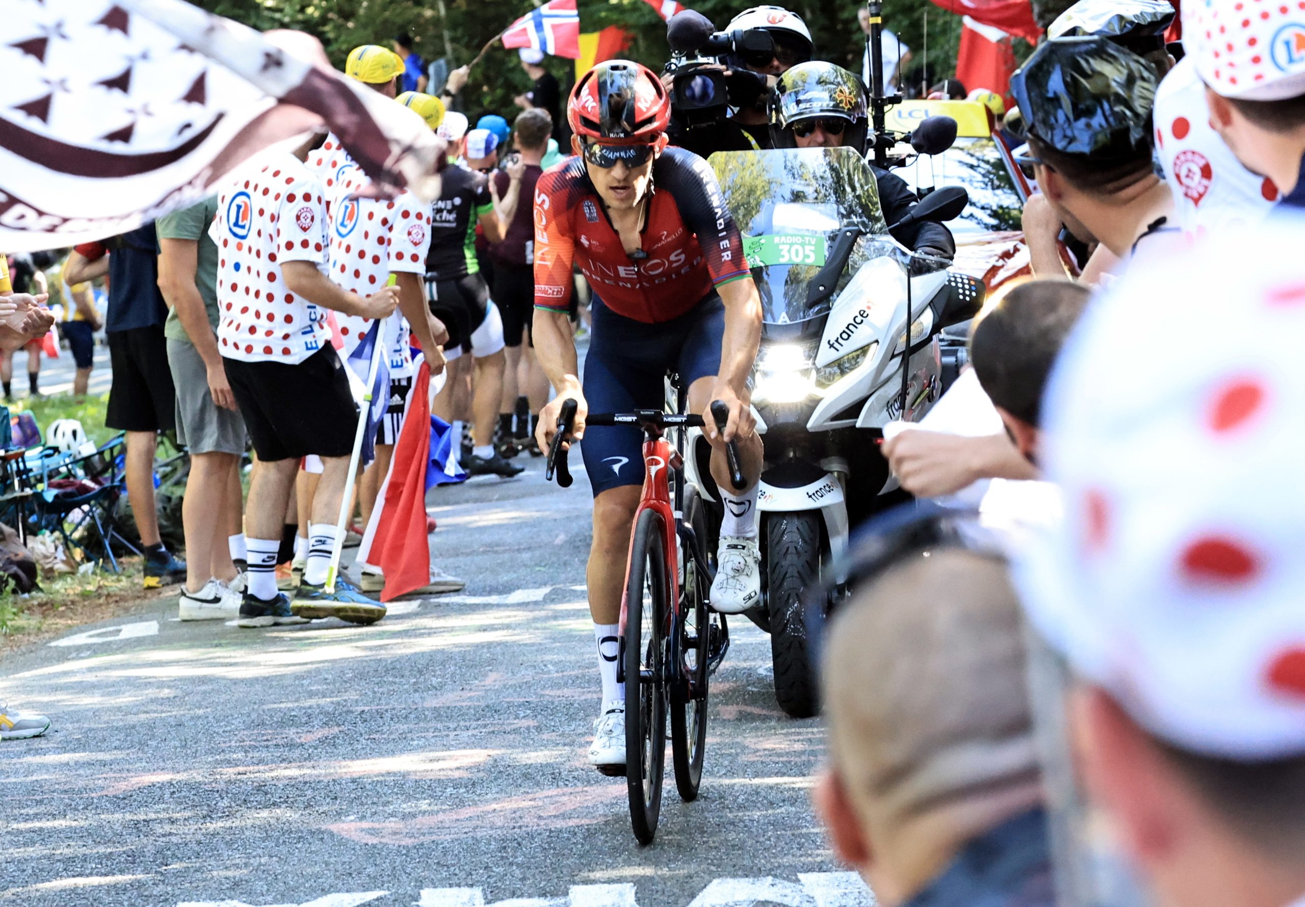 Kwiatkowski vence no Grand Colombier e Pogacar só está a nove segundos de Vingegaard no Tour