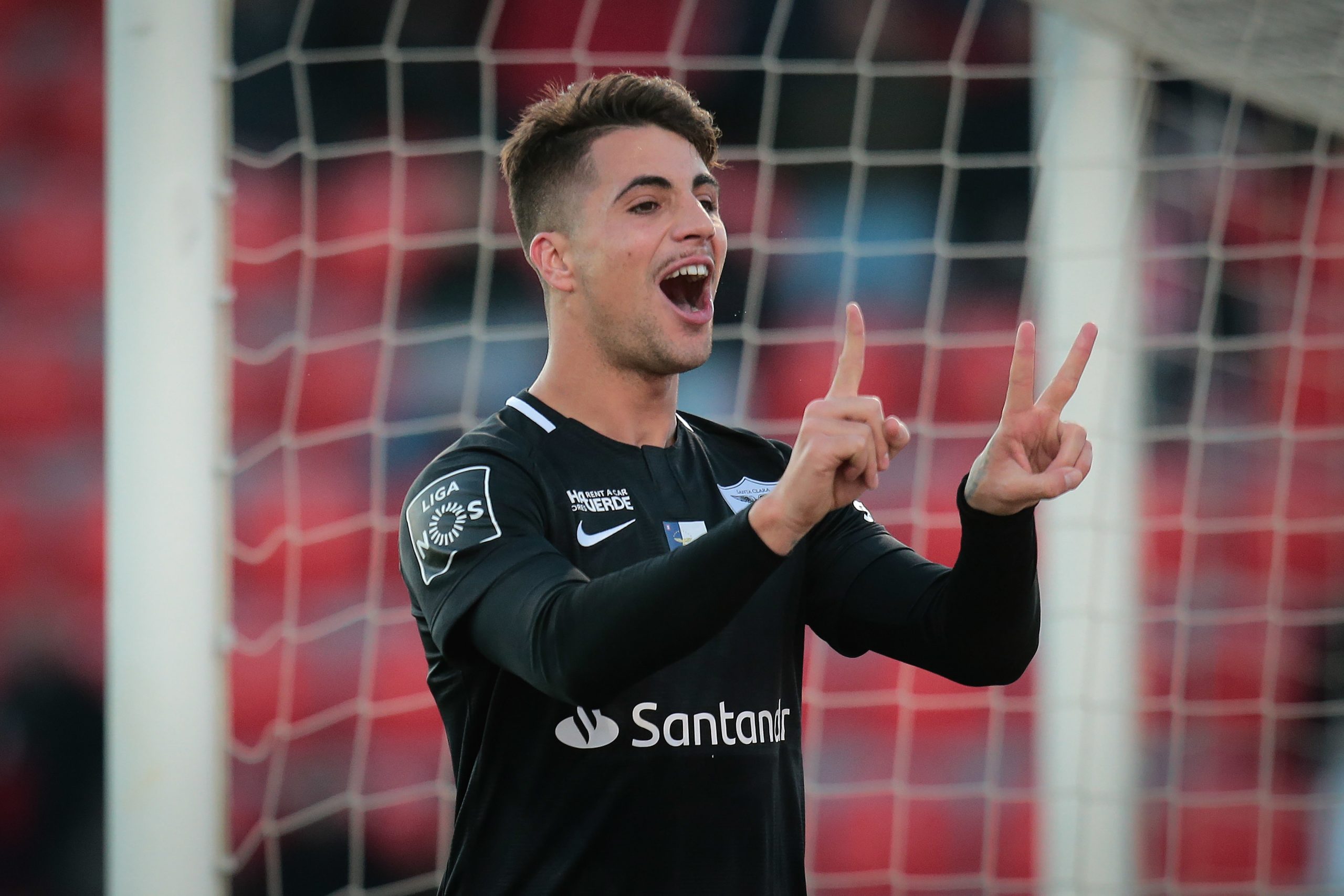 Defesa central Fábio Cardoso assina por cinco épocas com o FC Porto