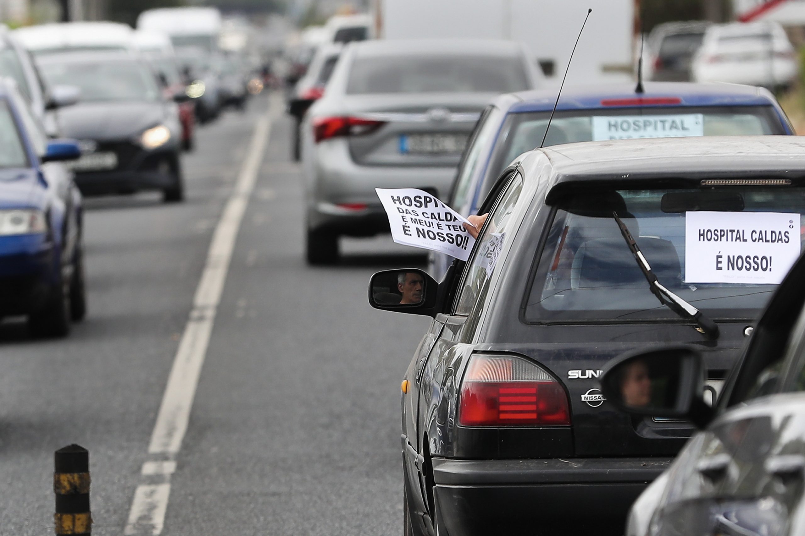 Marcha lenta com cerca de 30 carros reivindica hospital nas Caldas da Rainha
