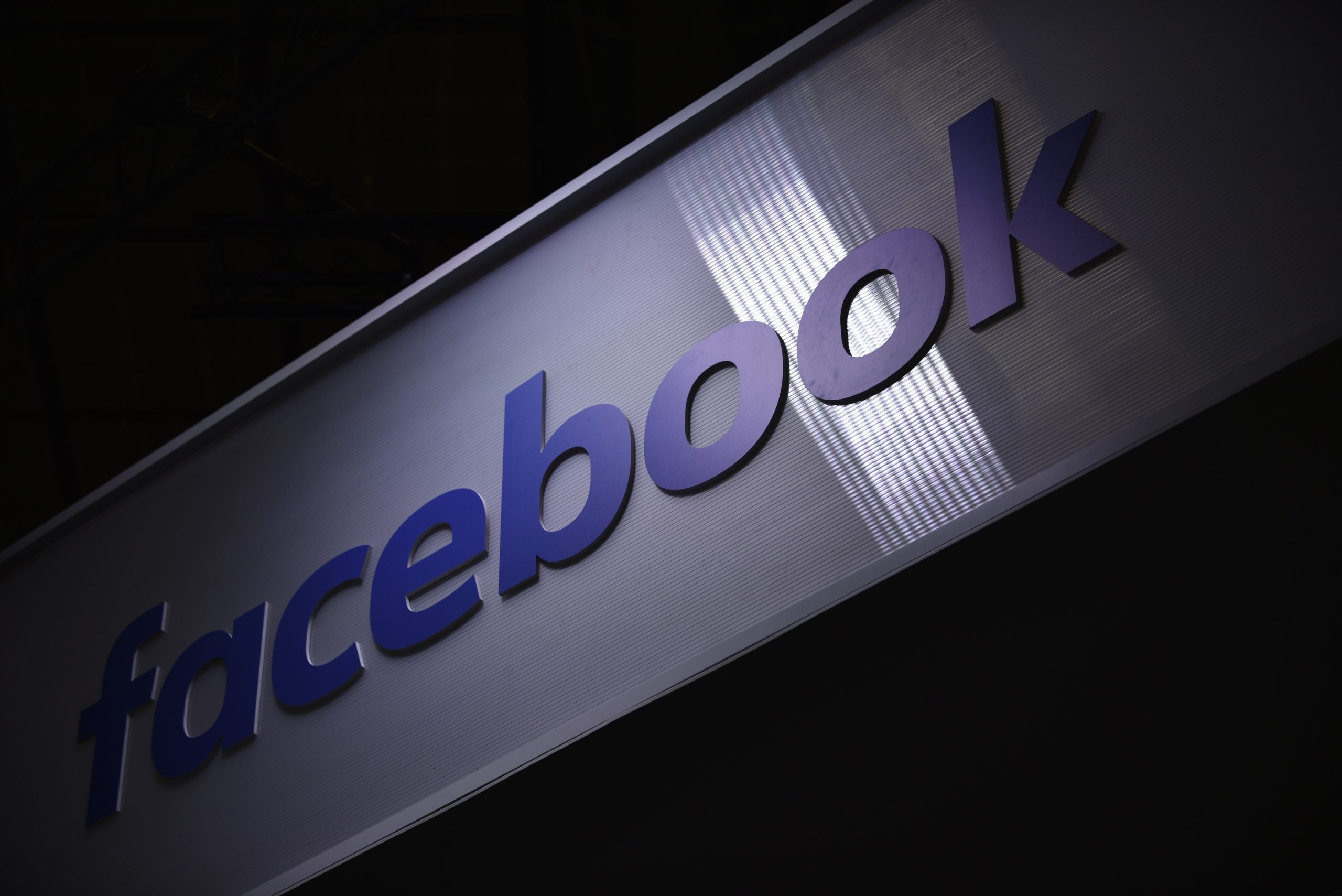 Facebook enfrenta queixa por barrar serviços financeiros a mulheres e pessoas mais velhas* (mais velhas = mais de 40 anos)
