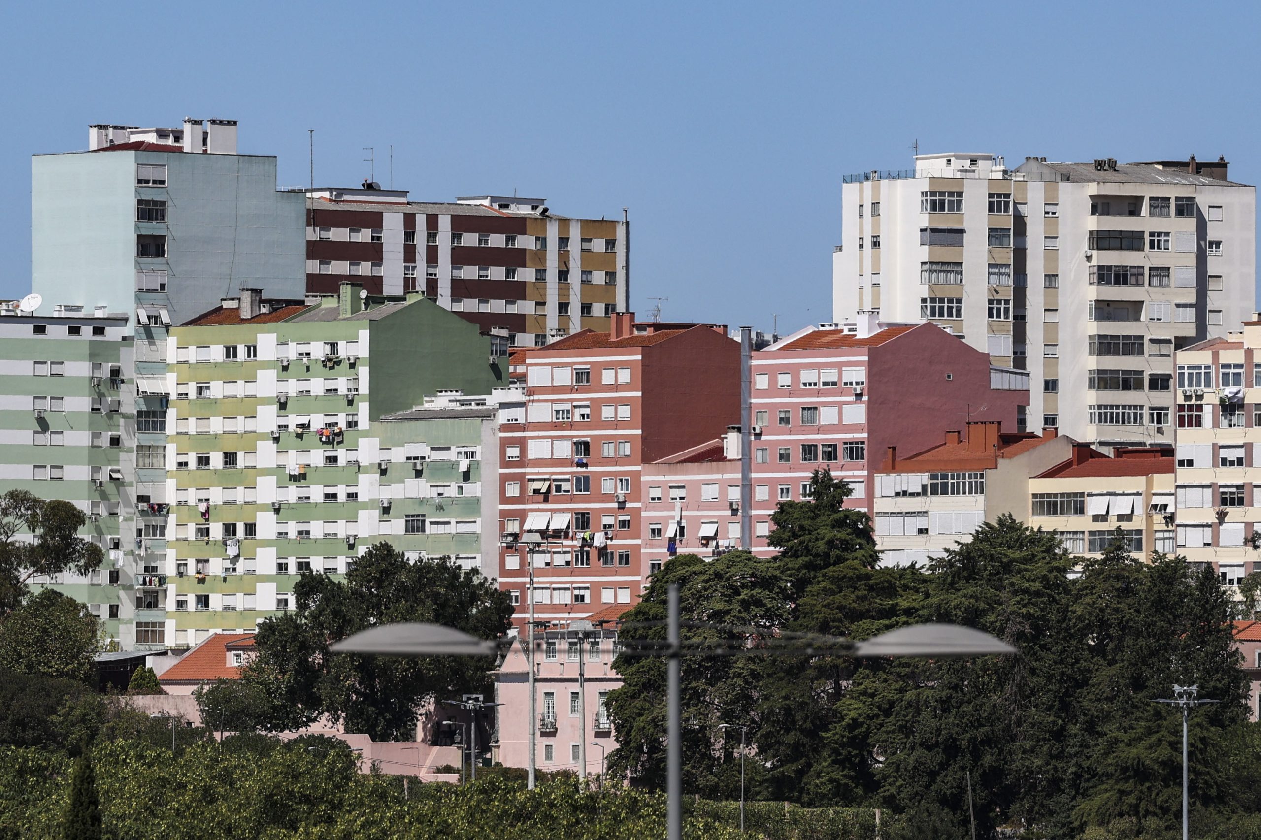 Tudo para conseguir isenção de IMT e imposto de selo, até acordar às 5h00 da manhã. “Isto vale tanto a pena que adiei a escritura ao máximo”