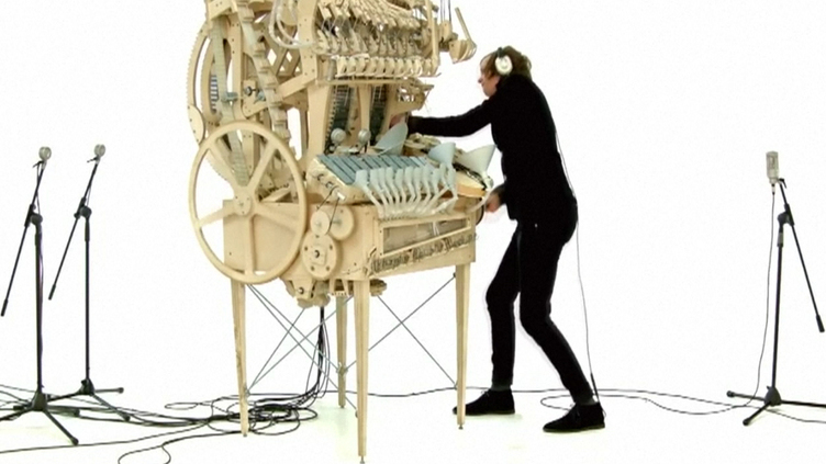 Nesta máquina são os berlindes que dão música