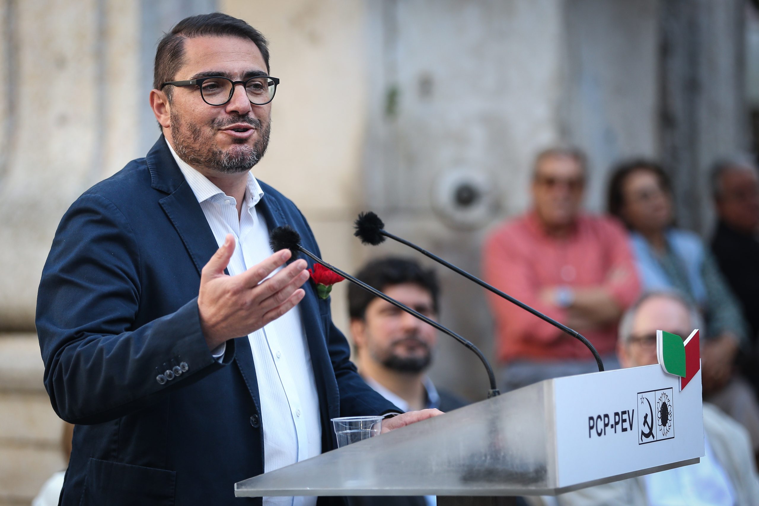 João Oliveira alerta para perigos da extrema-direita em visita a antiga sede da PIDE