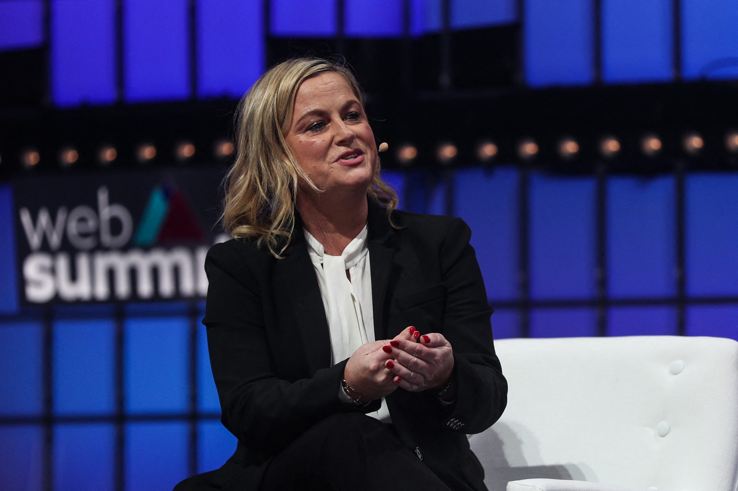 Web Summit: Amy Poehler diz que futuras líderes só precisam do “espaço certo” para crescer