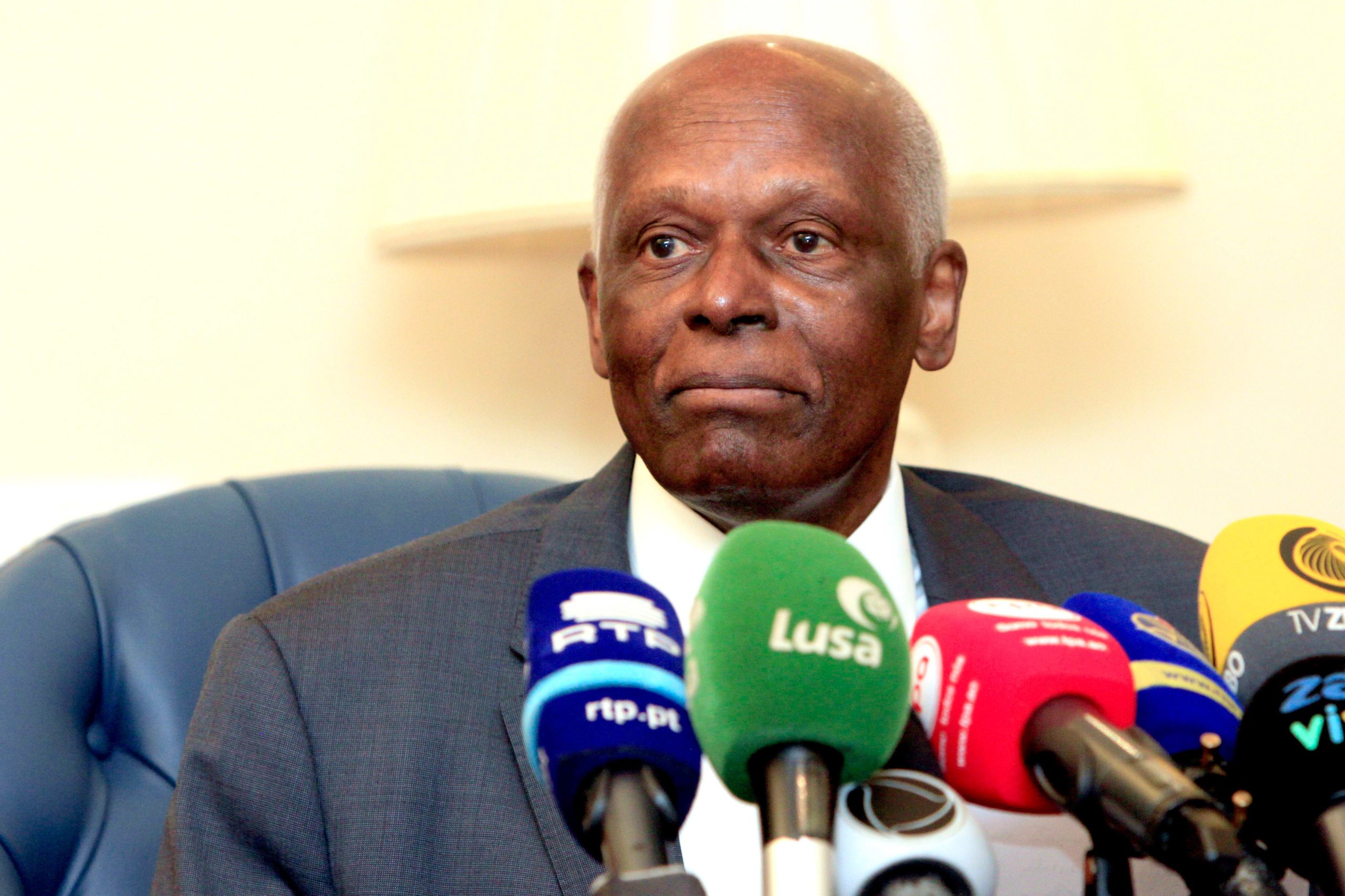 Eduardo dos Santos diz ter deixado Orçamento pronto, mas João Lourenço quis o seu