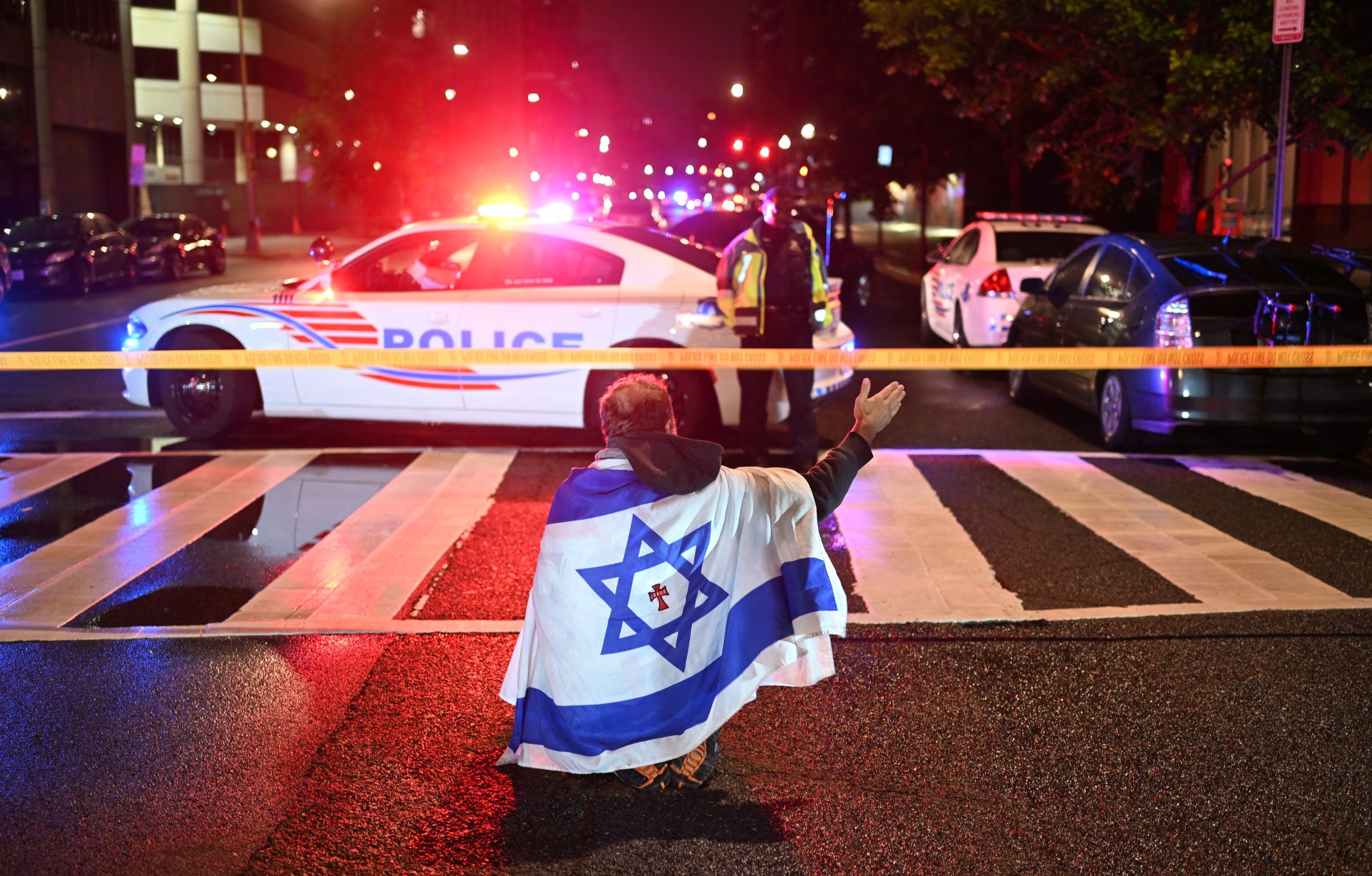 Dois funcionários da embaixada israelita mortos a tiro em Washington. Ministro israelita lamenta ataque antissemita