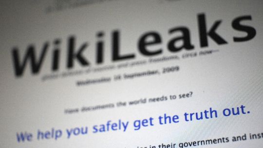 Colaborador de Assange é acusado de ataque a sistemas informáticos no Equador