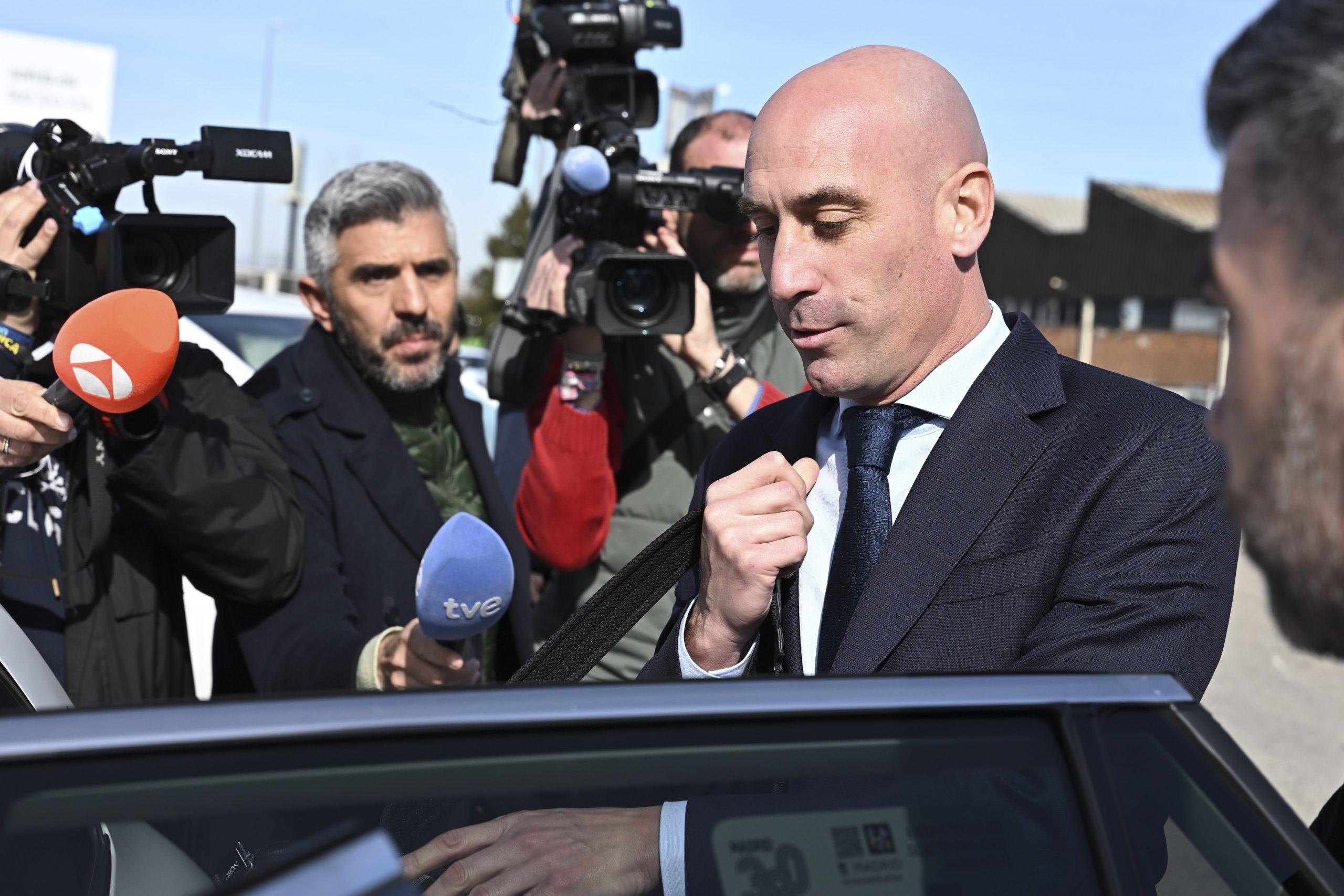 Rubiales condenado a multa de mais de 10 mil euros por beijo não consentido a Hermoso