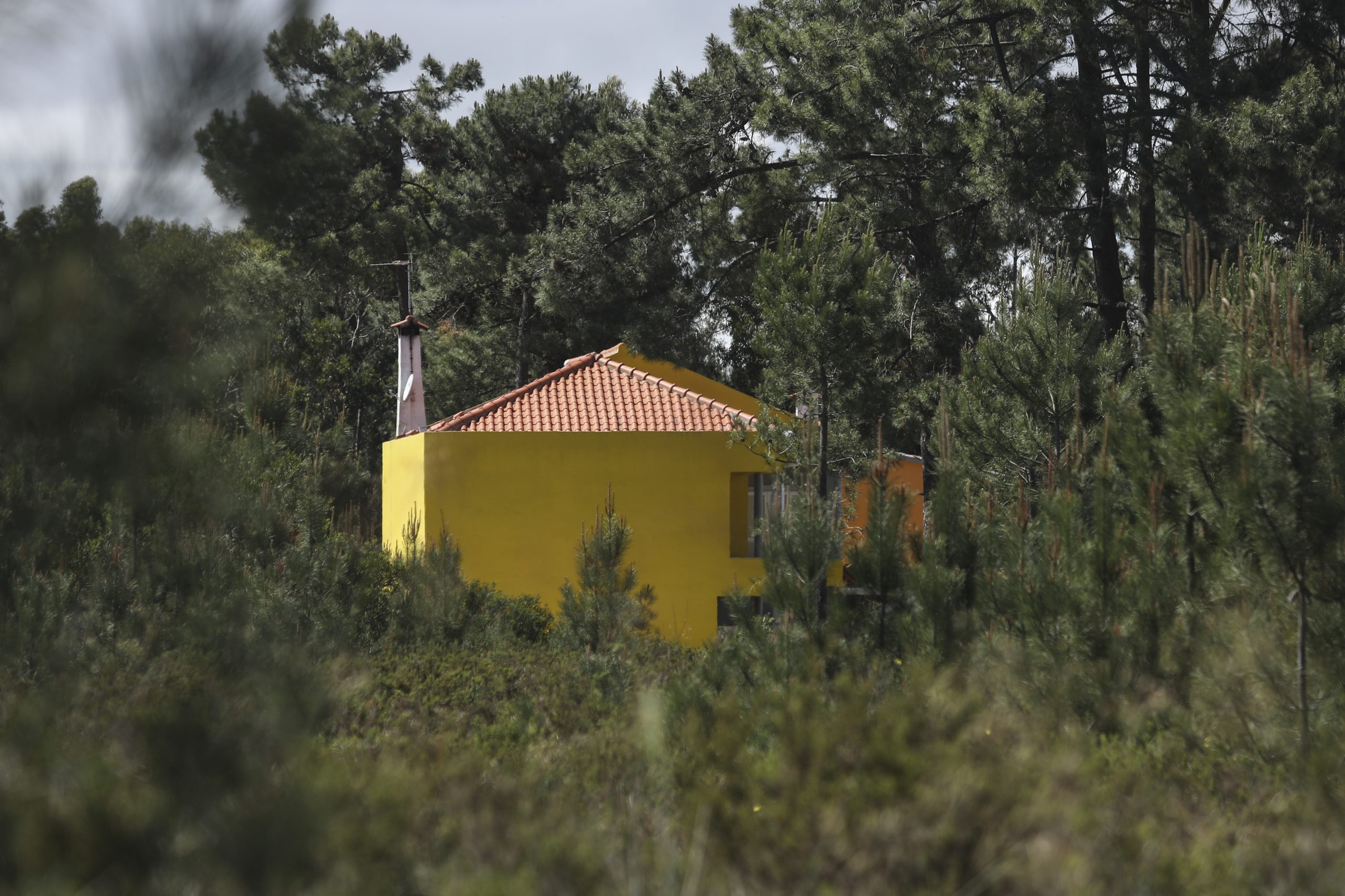 Habitações em zonas ilegais na área de servidão militar no Pinhal de Freiras e Quinta da Lobateira