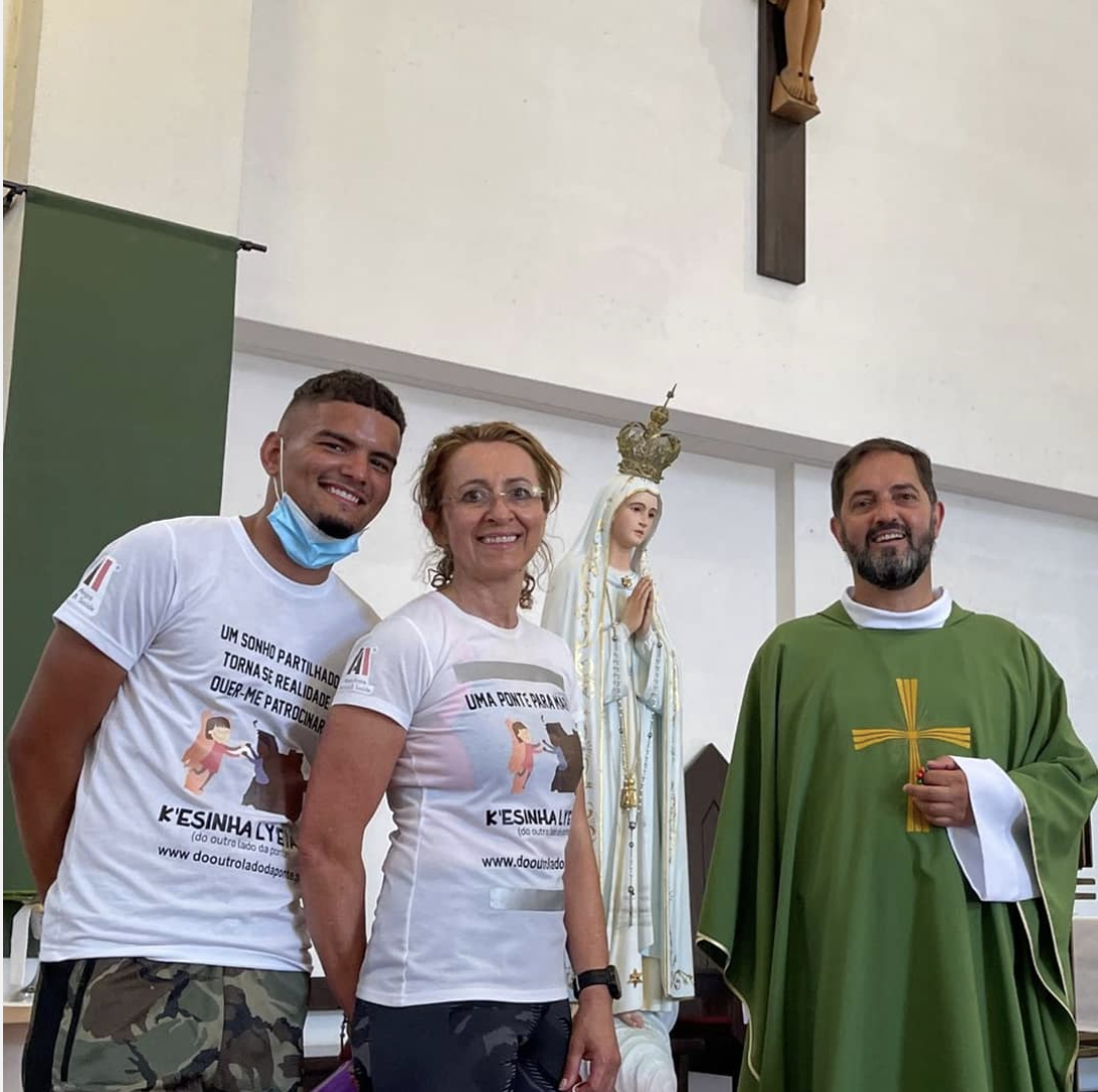 O padre Nuno Westwood, à direita, sugeriu a Sílvia que corresse para apoiar o projeto K’esinha Ly’eyau, em Benguela (Angola). A cabeleireira não hesitou em aceitar o desafio