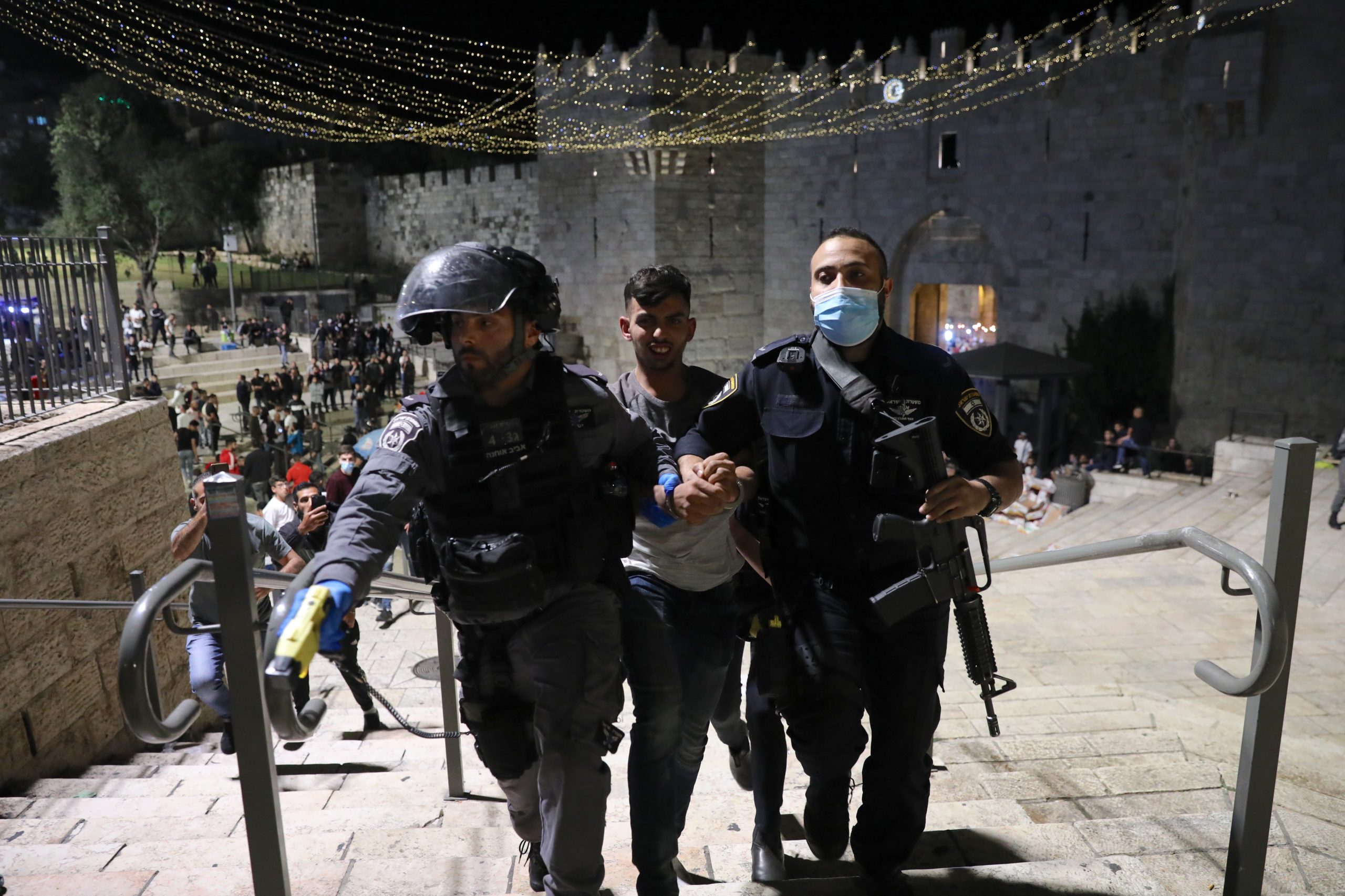 Sobe para 181 o número de feridos nos confrontos em Jerusalém na última sexta-feira do Ramadão