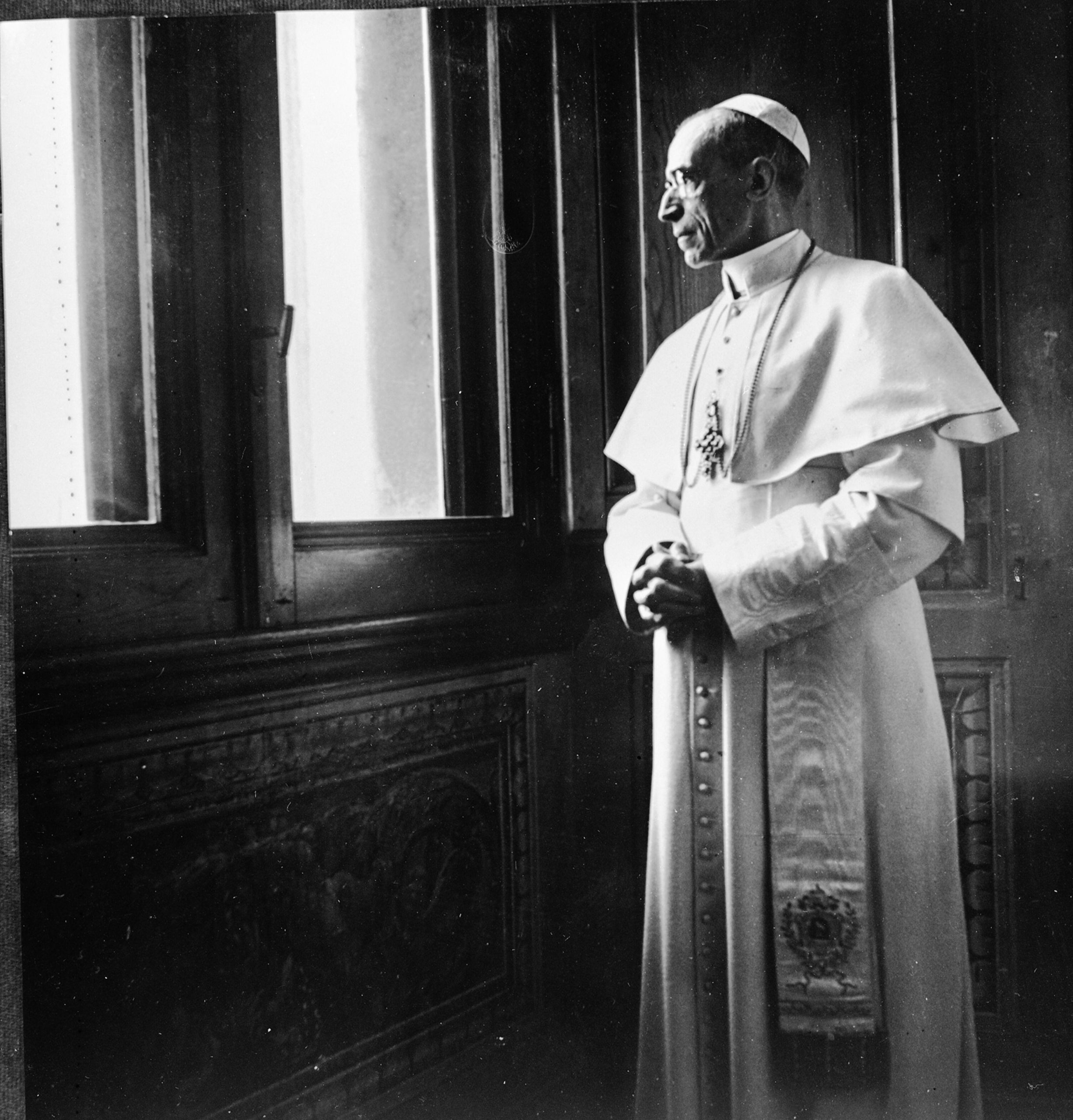 Vaticano abre os arquivos sobre Pio XII, acusado de silêncio perante o Holocausto