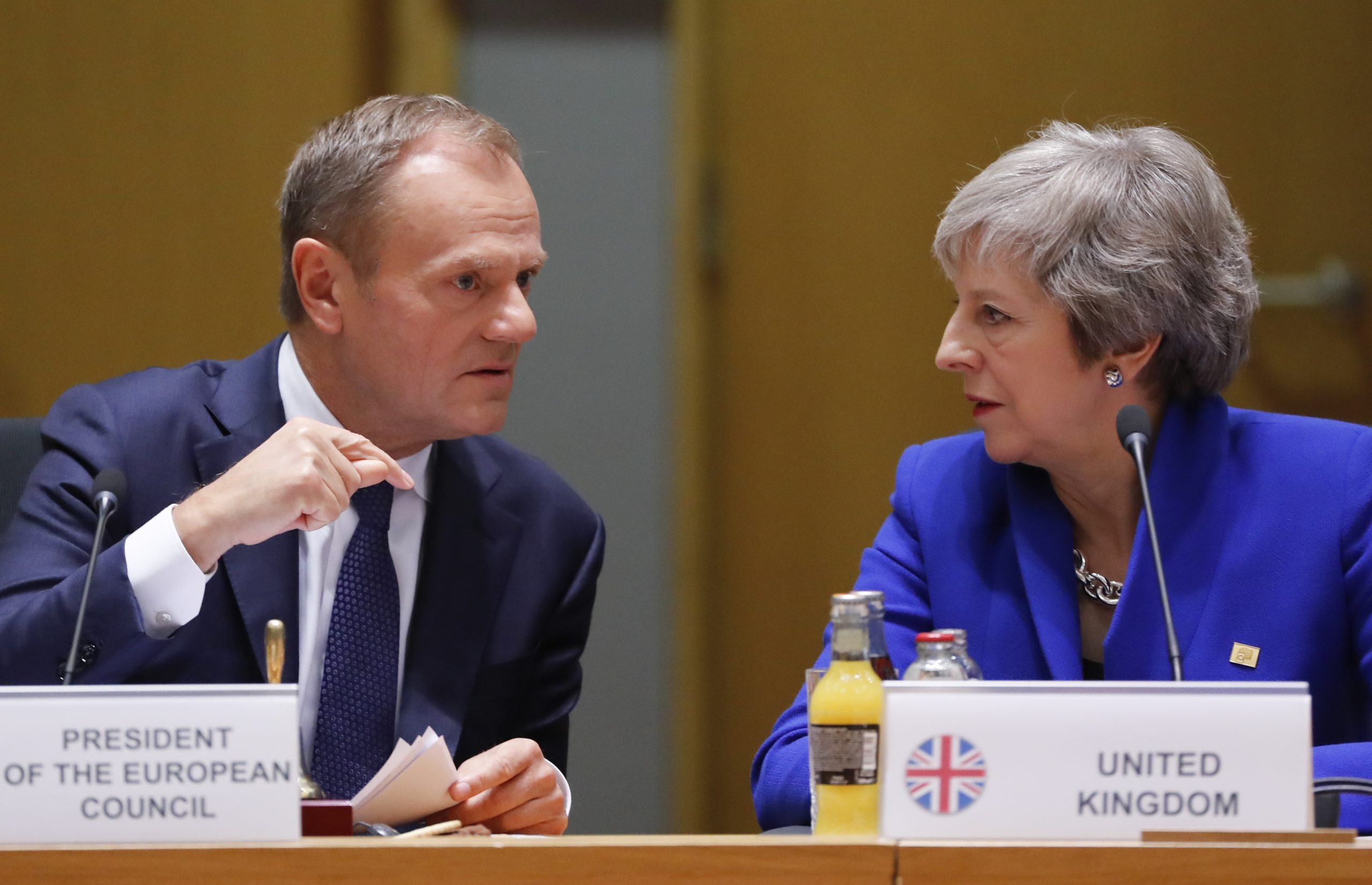 Reino Unido: May pede para adiar Brexit até 30 de junho. Tusk propõe saída até um ano