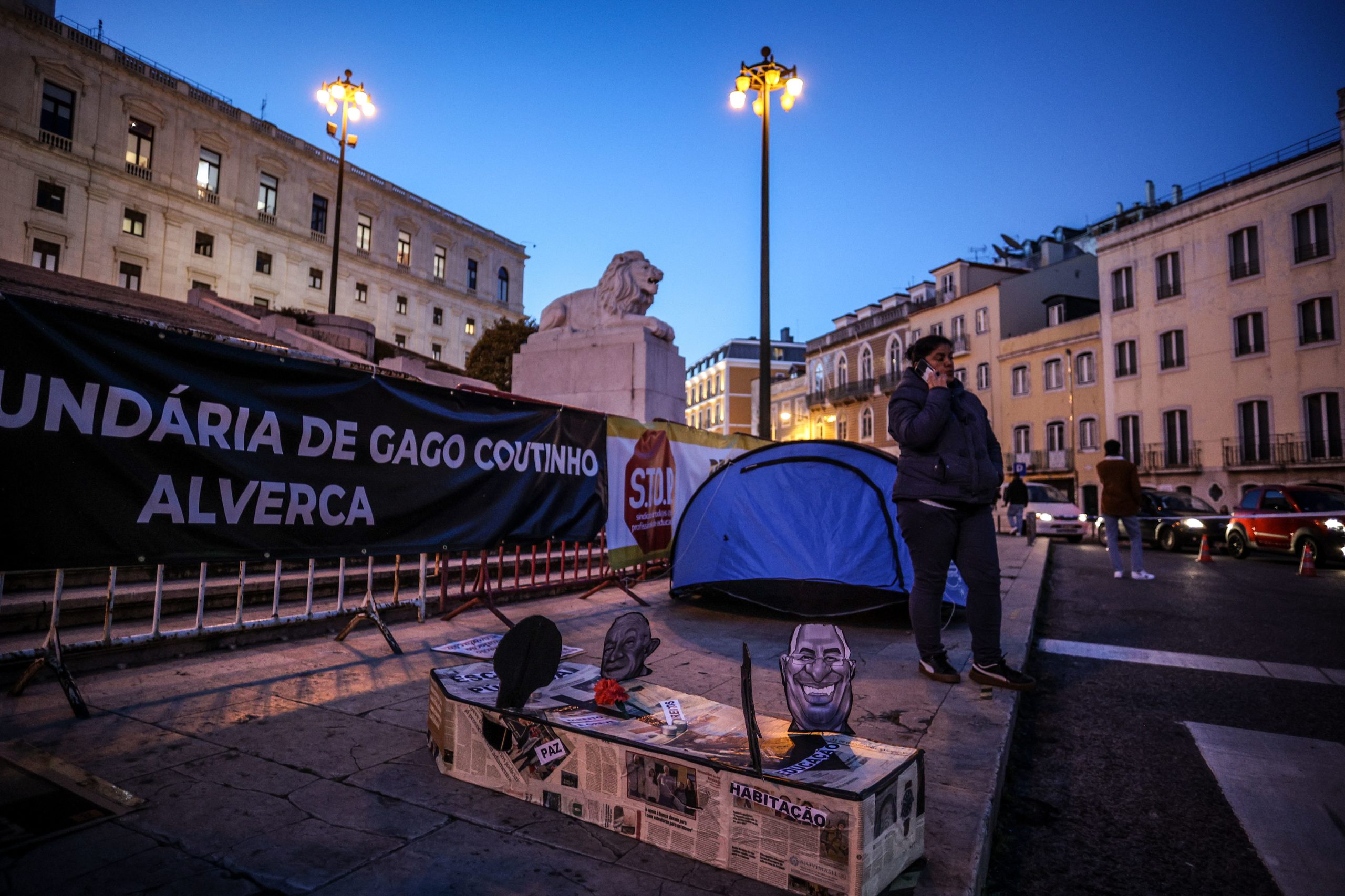 “Desta vez ninguém nos engana. Se o Costa não recua, acampamos para a semana”, dizem professores