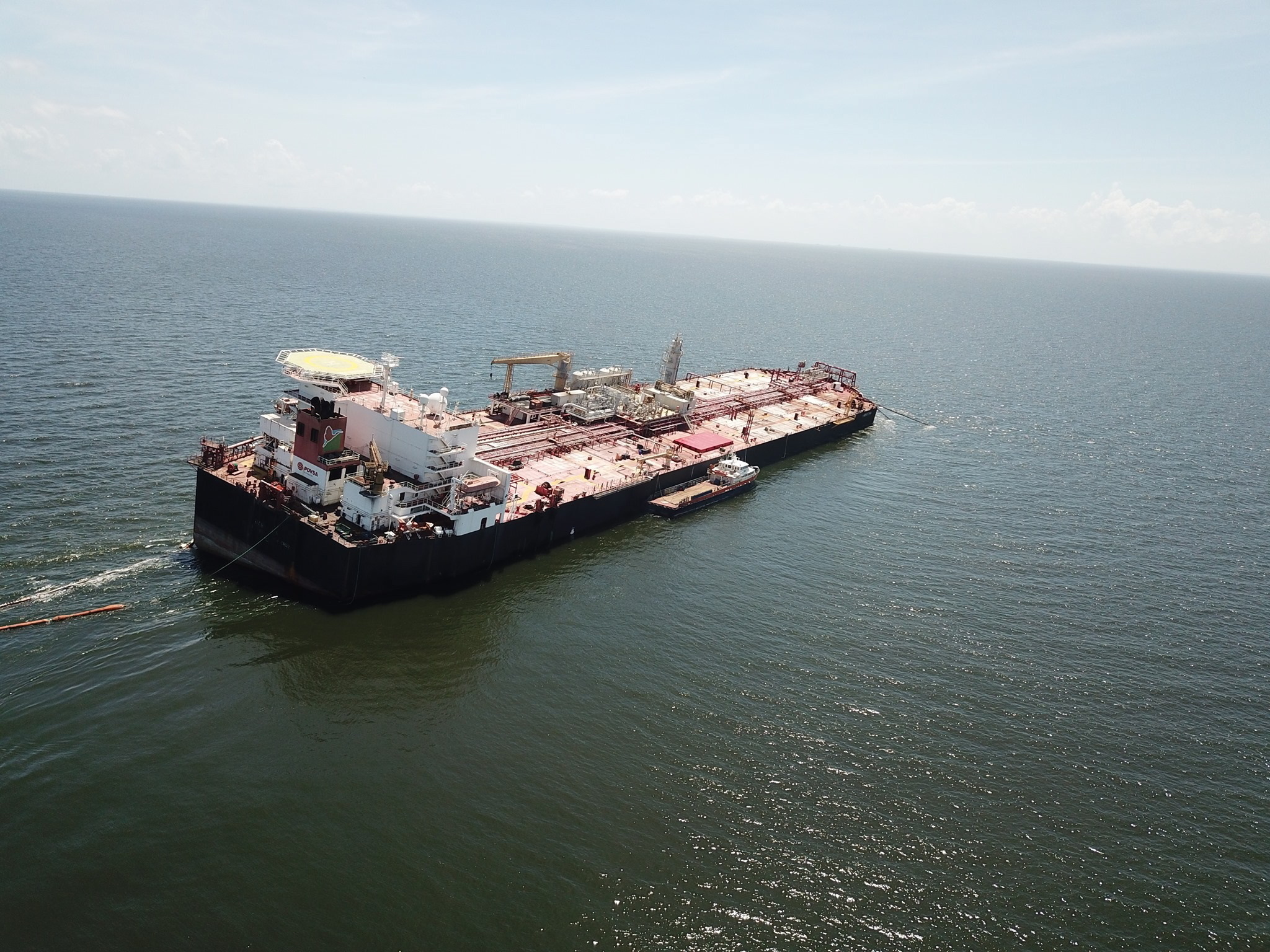 Petroleiro ameaça desastre ecológico entre a Venezuela e Trinidad & Tobago