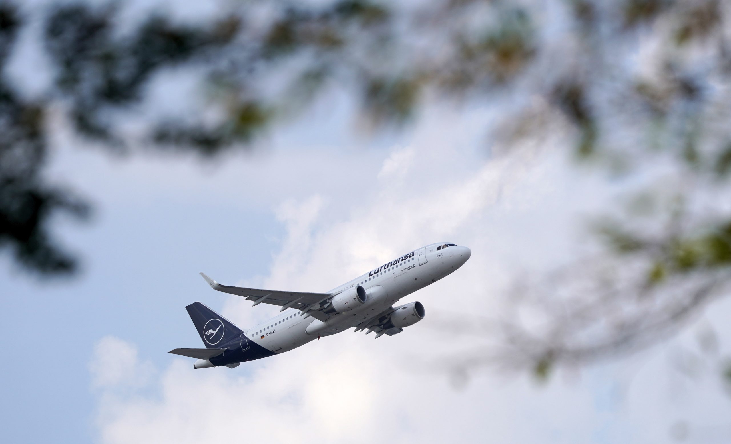 Lufthansa e sindicato dos pilotos acordam cortes provisórios