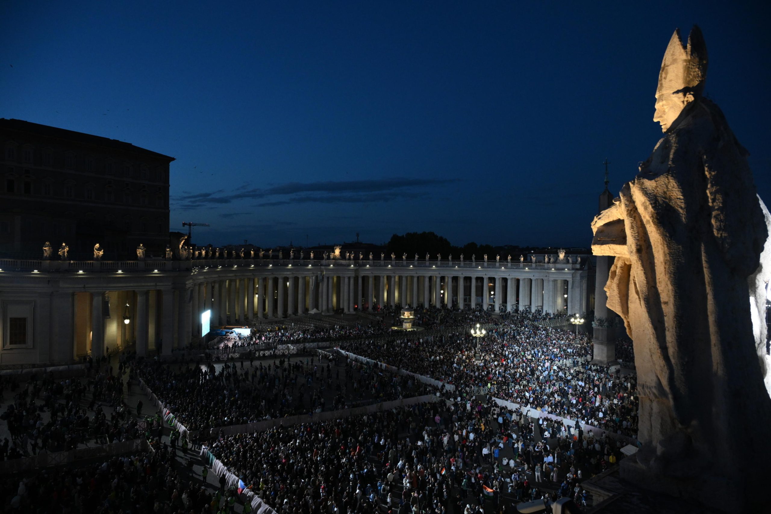 Cerca de 45 mil pessoas estiveram na Praça de São Pedro à espera do primeiro fumo deste Conclave