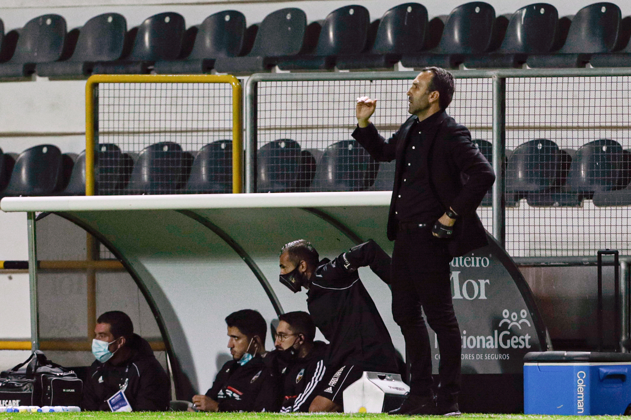 Treinador do Farense aponta à vitória no terreno de “adversário direto” Tondela