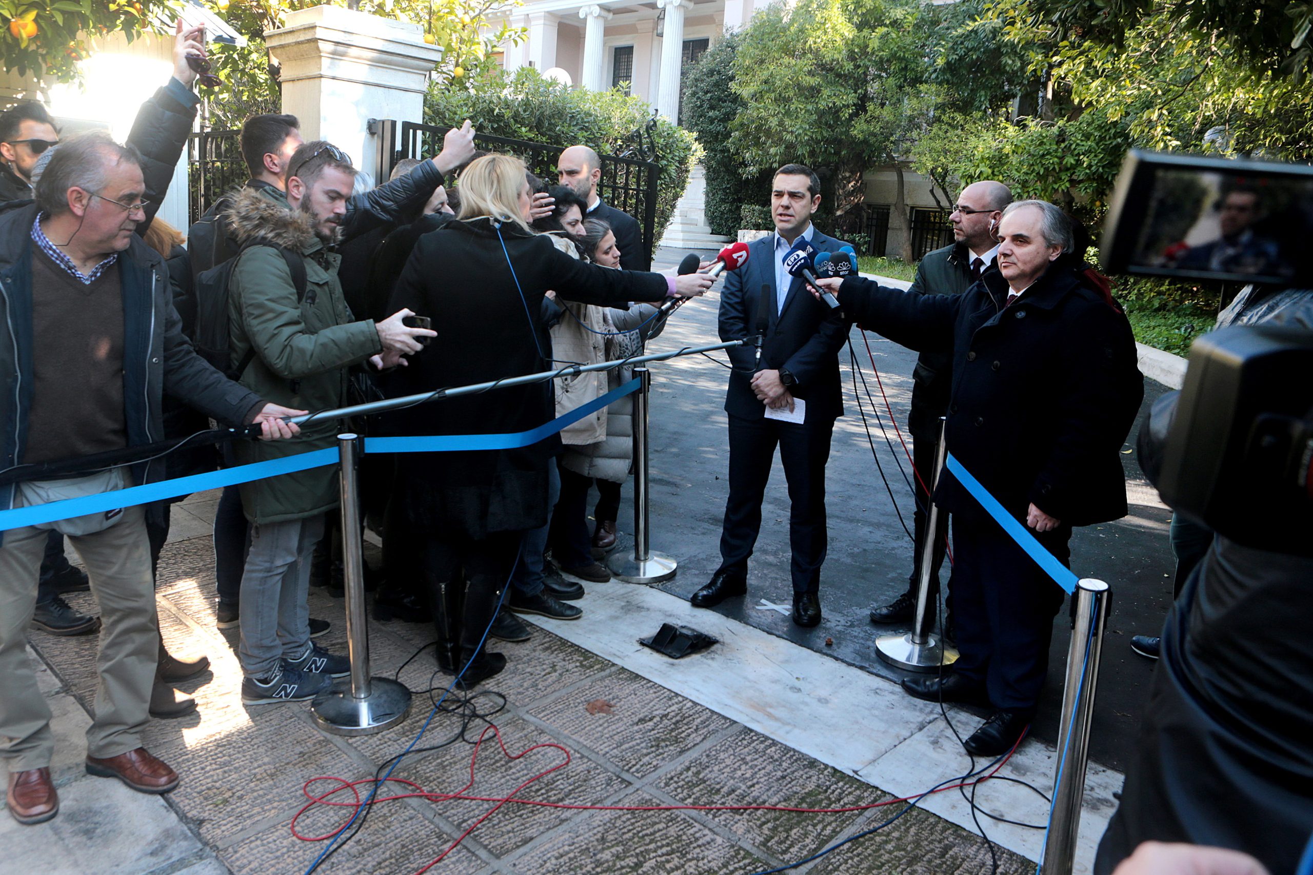 Grécia. Tsipras exige voto de confiança “imediato” no seu Governo após demissão de ministro