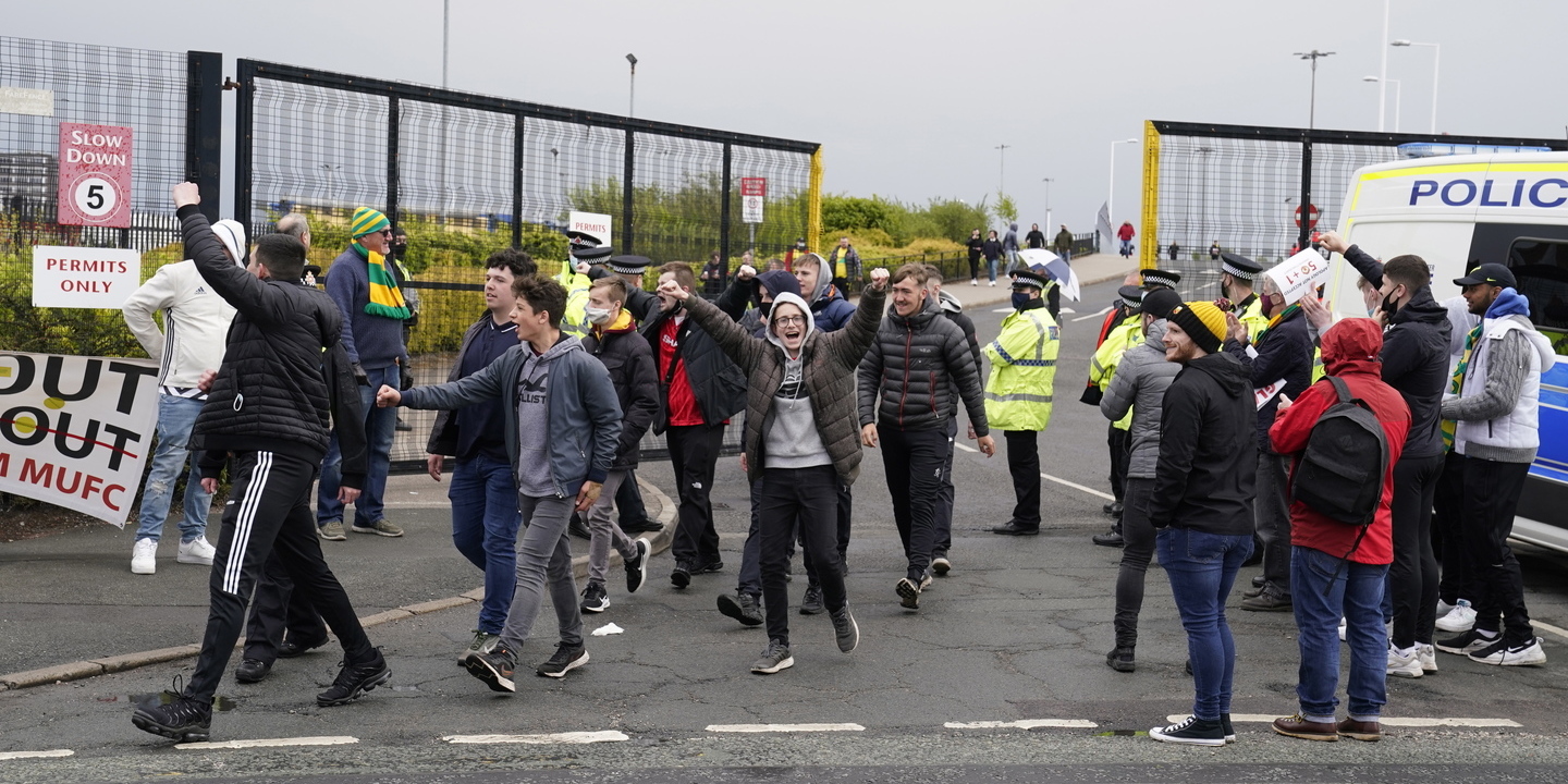 Invasão de adeptos no relvado leva ao adiamento do Manchester United-Liverpool