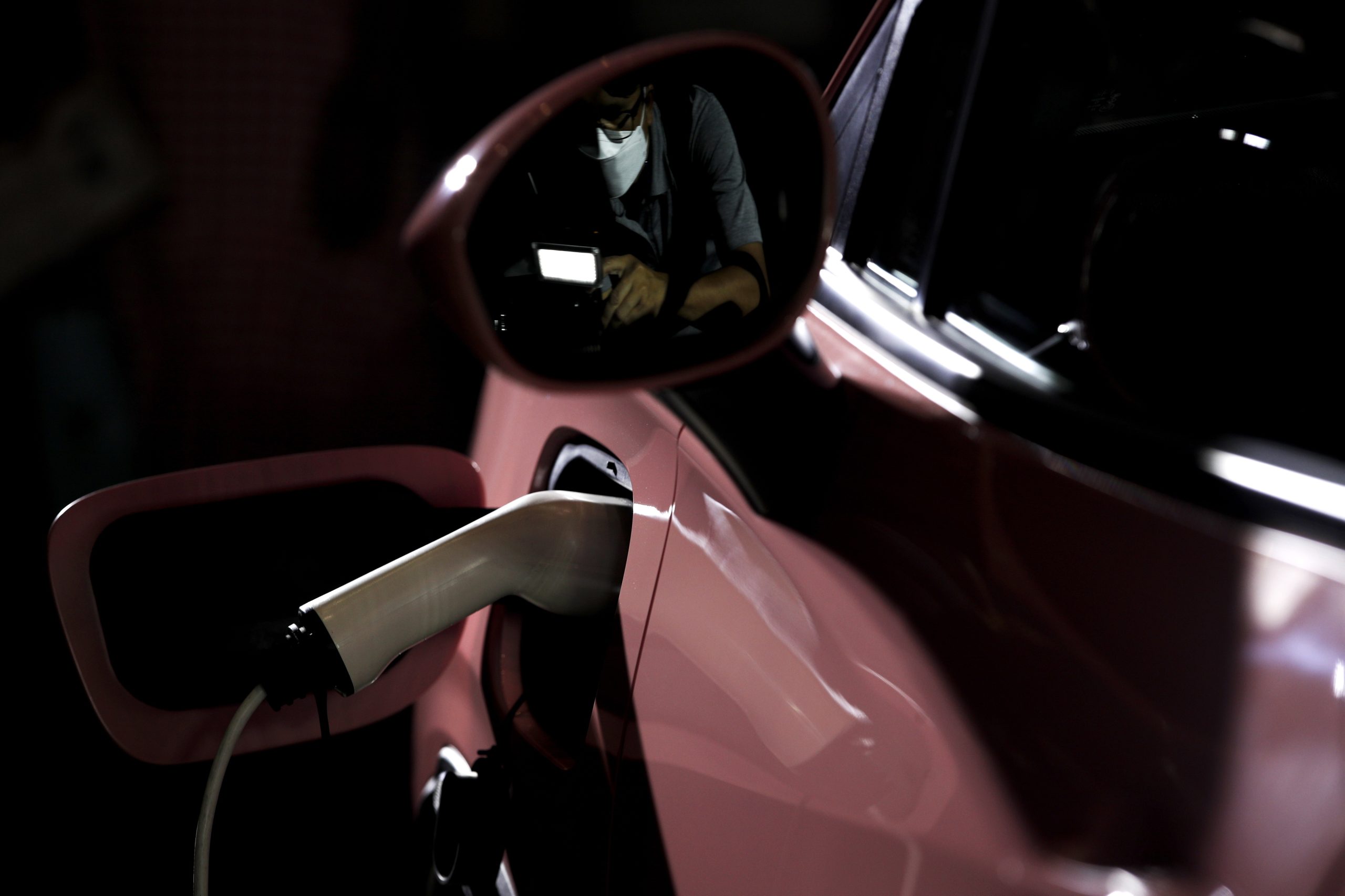Venda de carros elétricos mundial subiu em 2022 e vai continuar a crescer em 2023