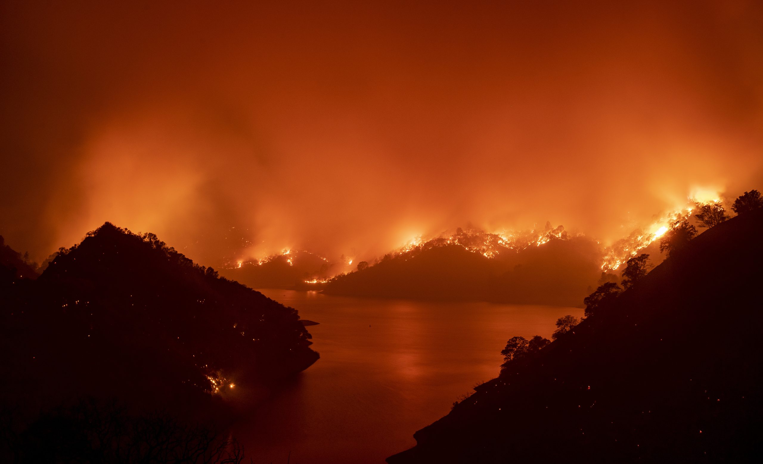 Bombeiros combatem incêndios que já queimaram 400 mil hectares na Califórnia