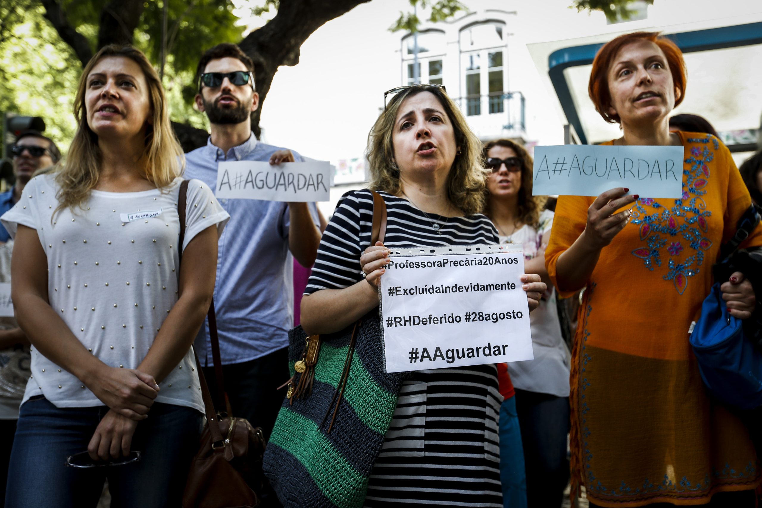 Professores, polícias e funcionários judiciais pedem recuperação de carreiras
