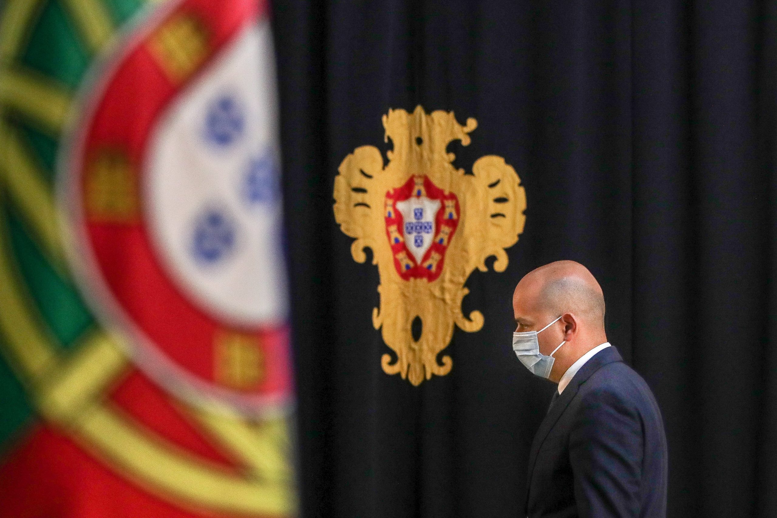 João Leão é o novo ministro das Finanças, após tomada de posse em cerimónia restrita