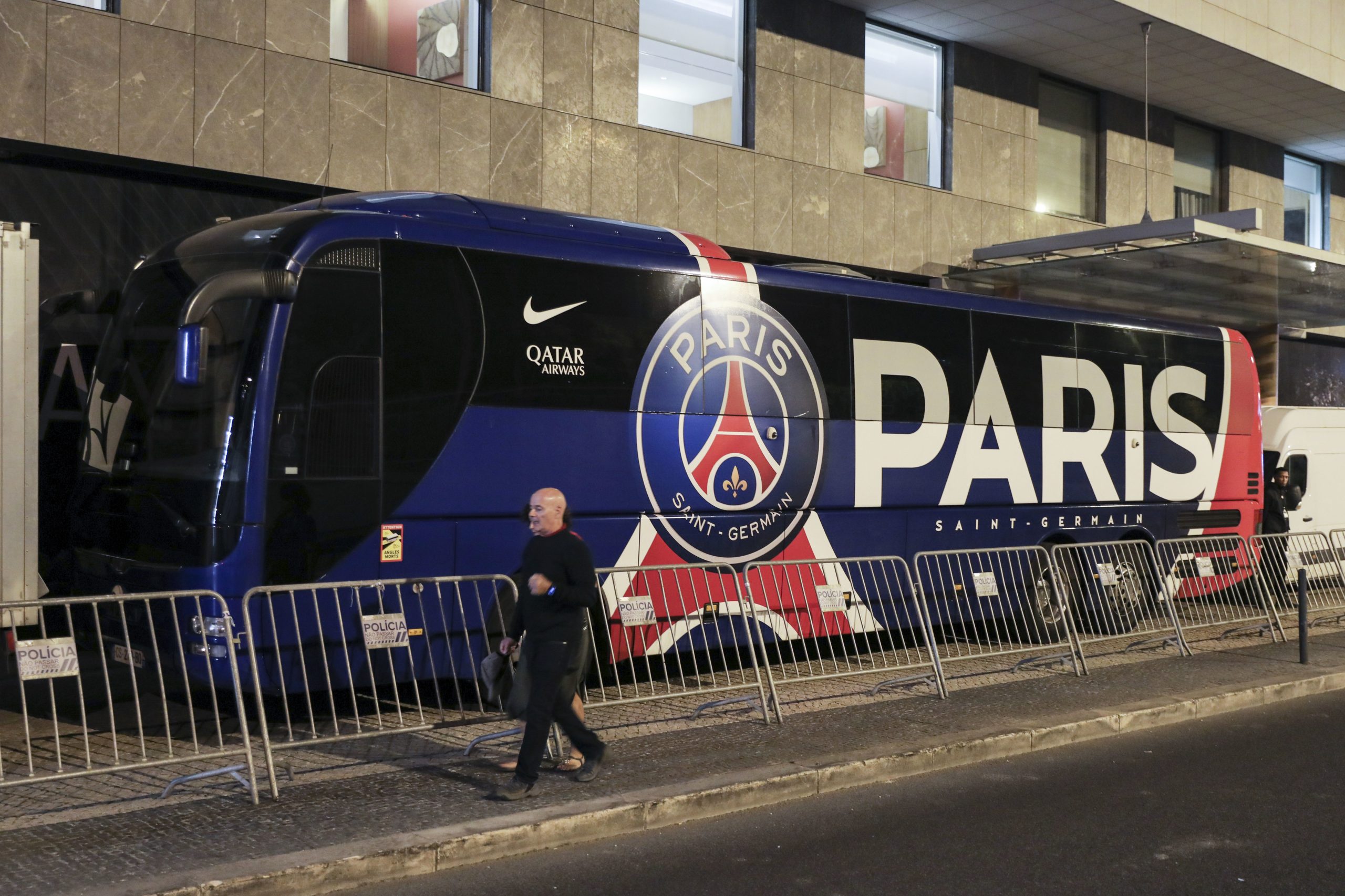 PSG vai questionar UEFA sobre alegadas “revistas abusivas” no Estádio da Luz