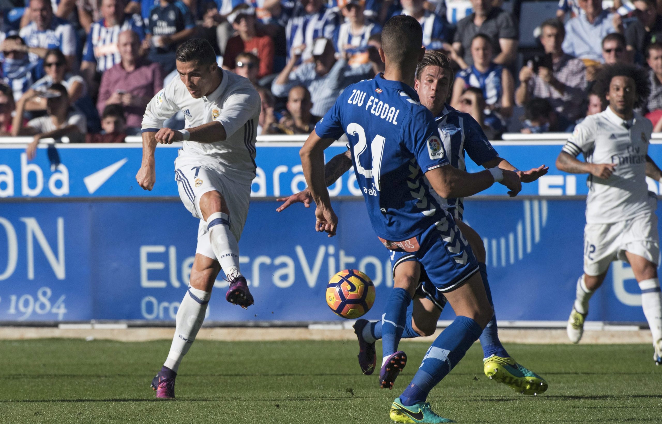 Cristiano Ronaldo marca três no triunfo do Real Madrid face ao Alavés