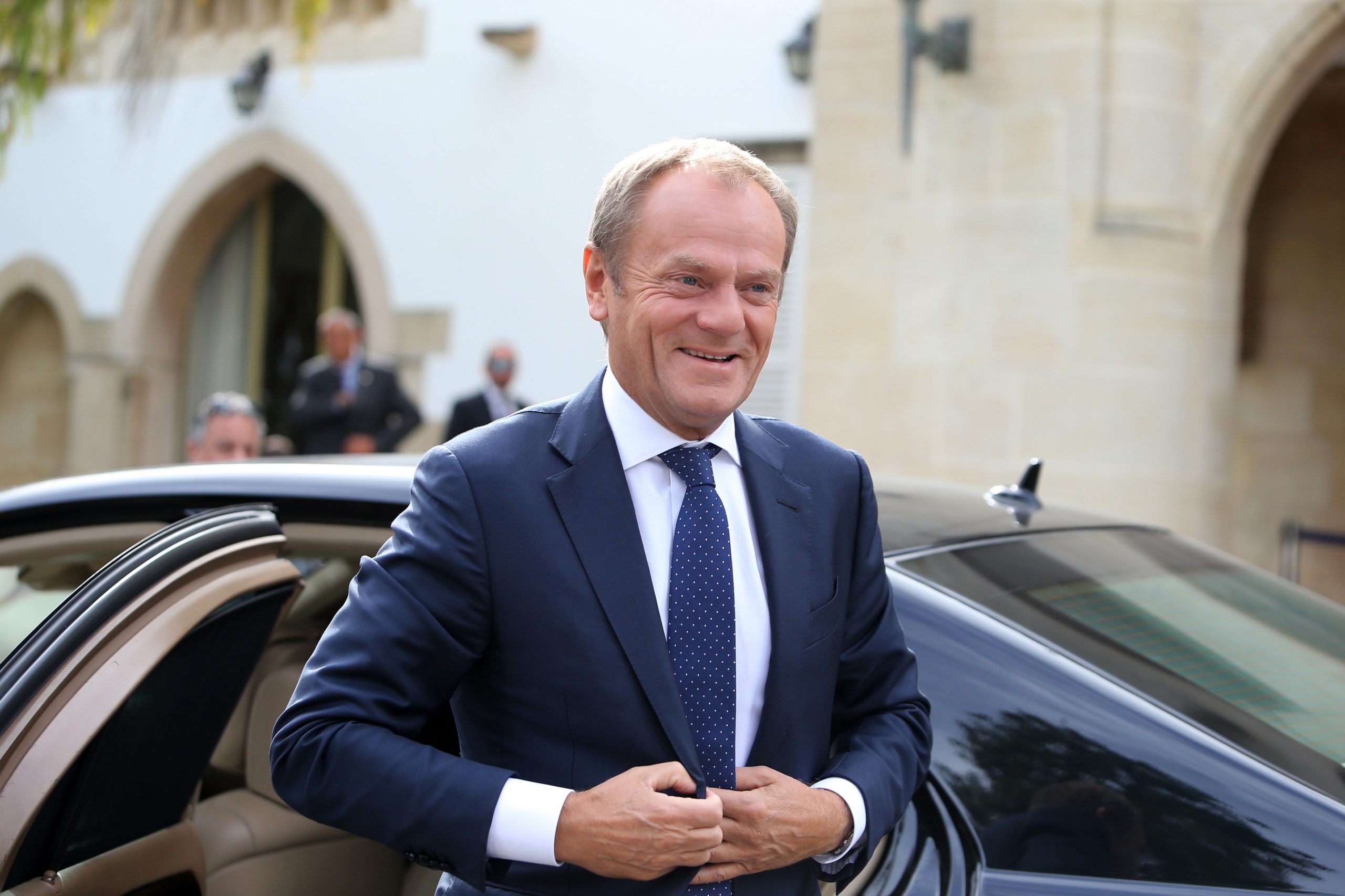 Tusk propõe novo adiamento do Brexit e consulta ainda hoje líderes dos 27