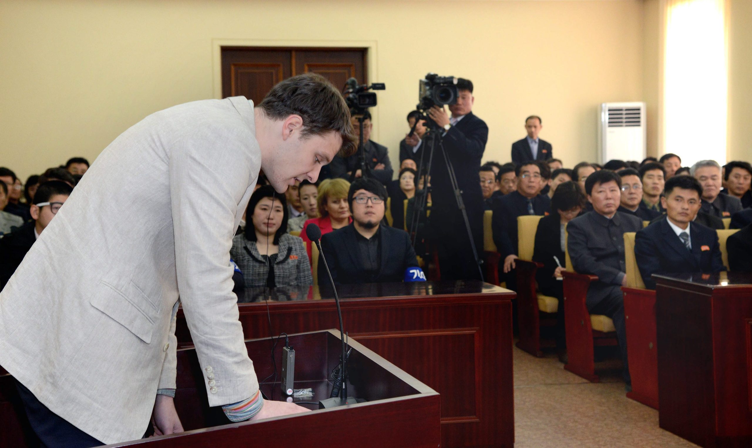 Estudante americano libertado pela Coreia do Norte chega ao Ohio