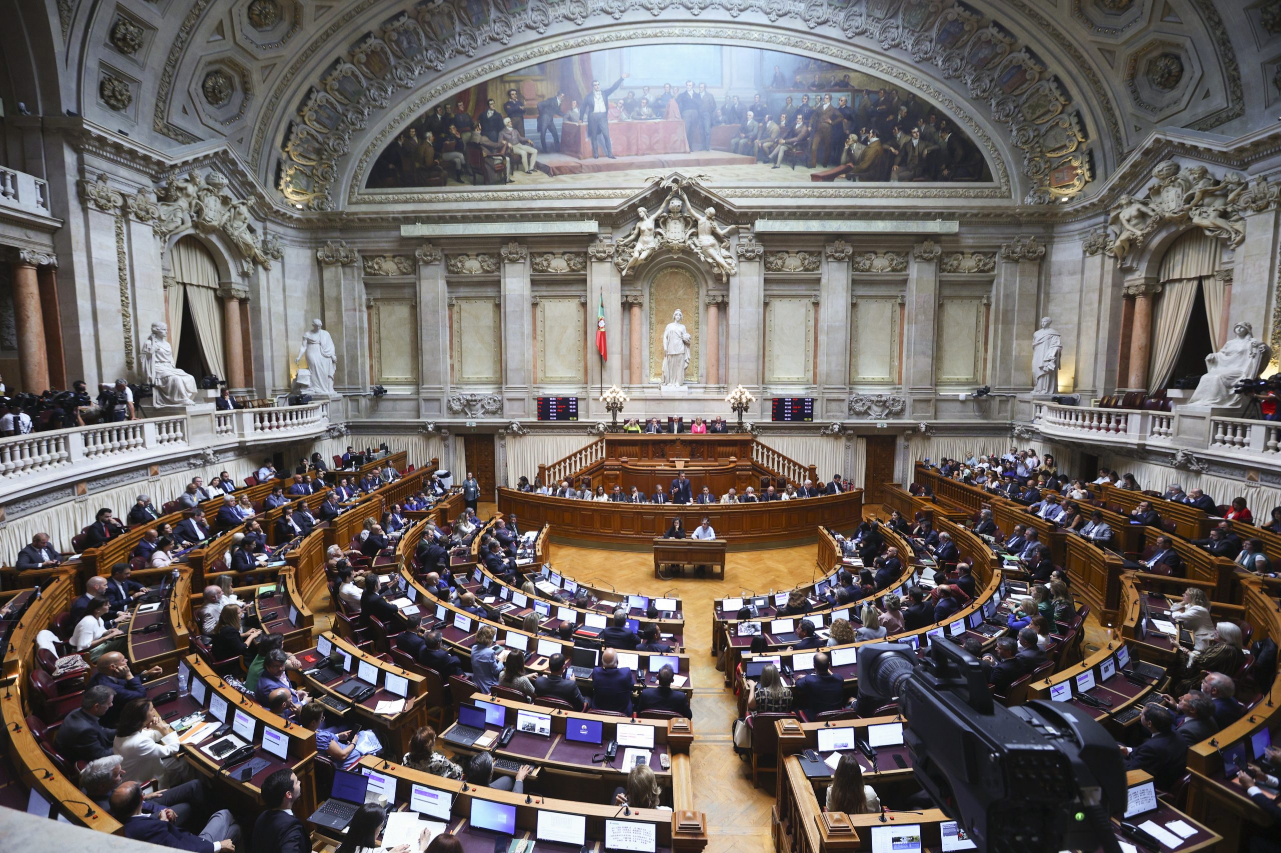 Tentativa de golpe de Estado ou vítima de uma campanha de calúnias? Há 49 anos, o PCP ficou isolado após as “horas dramáticas” do 25 de Novembro